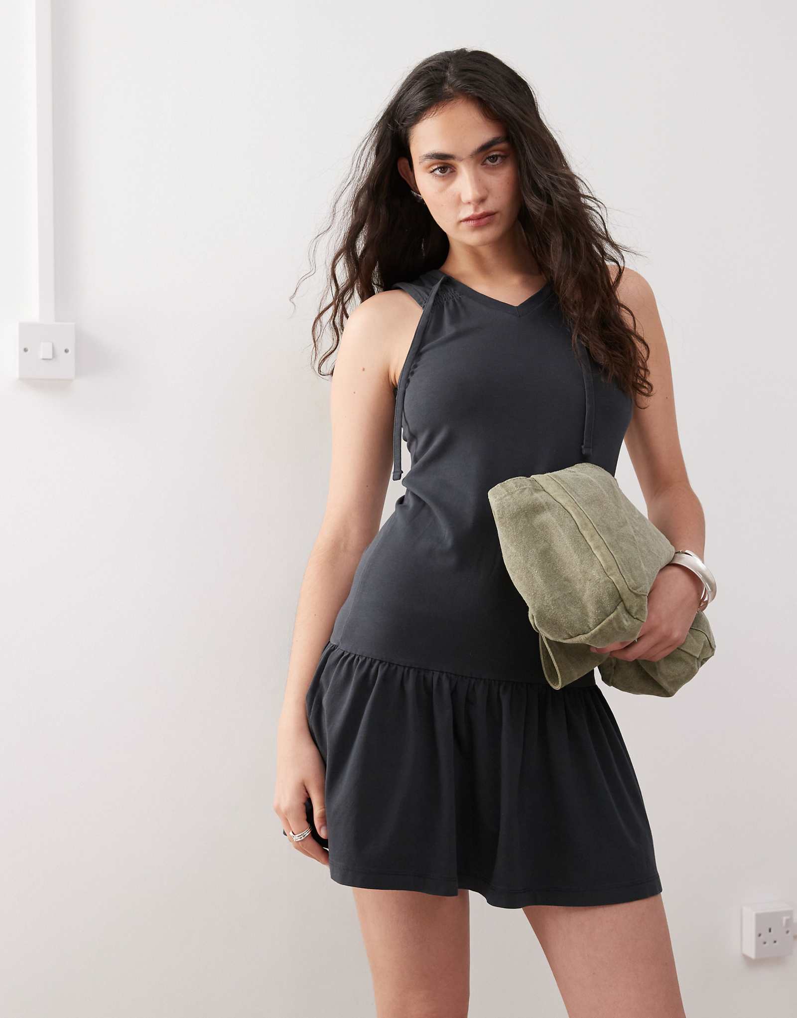 Черное платье с оборками на вырезе и заниженной талией 2590₽