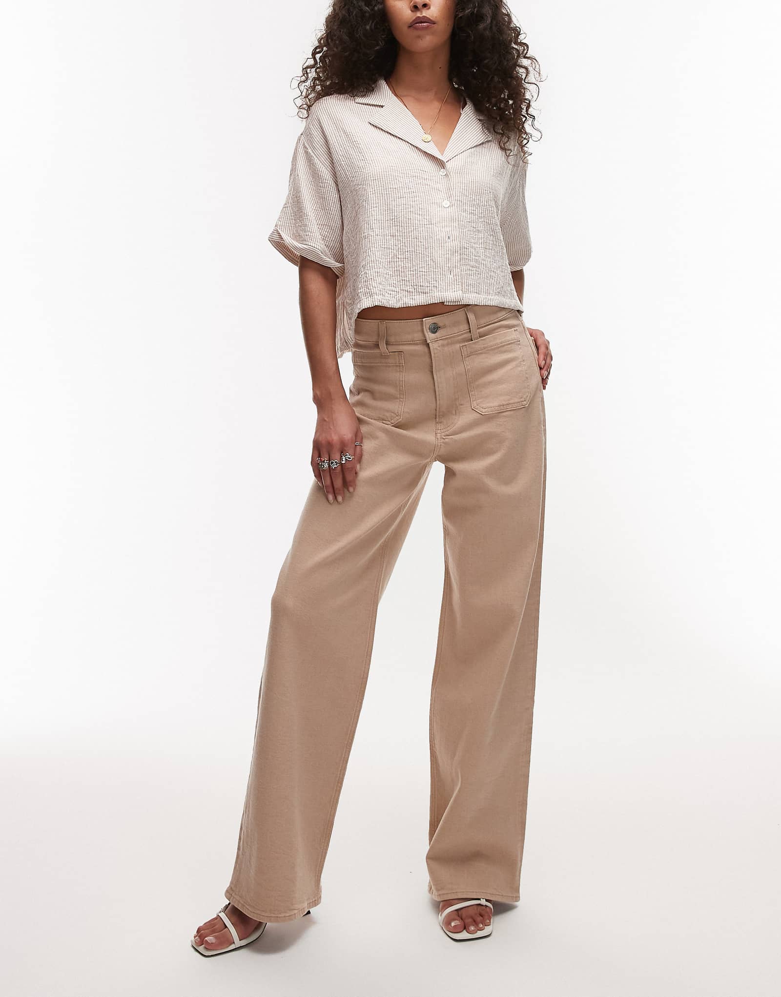 Широкие джинсы ARKET Lupine с высокой посадкой и накладными карманами спереди бежевого цвета 25890₽