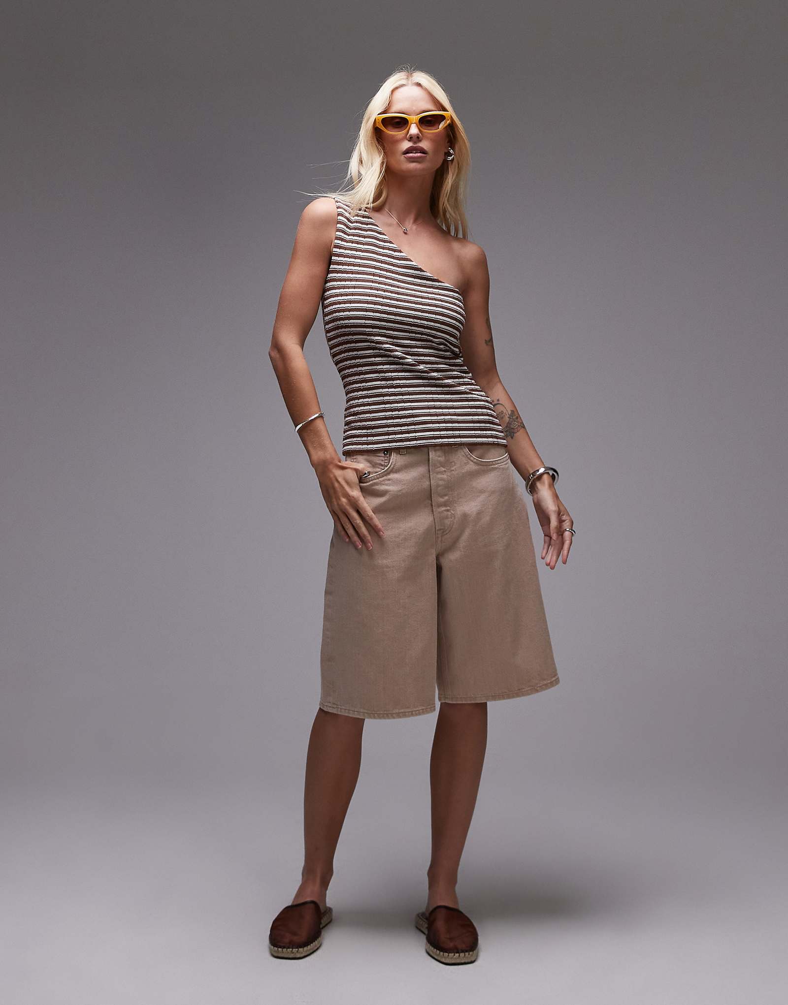 Свободные шорты из джинсовой саржи песочного цвета ARKET со средней талией и пятью карманами 14990₽