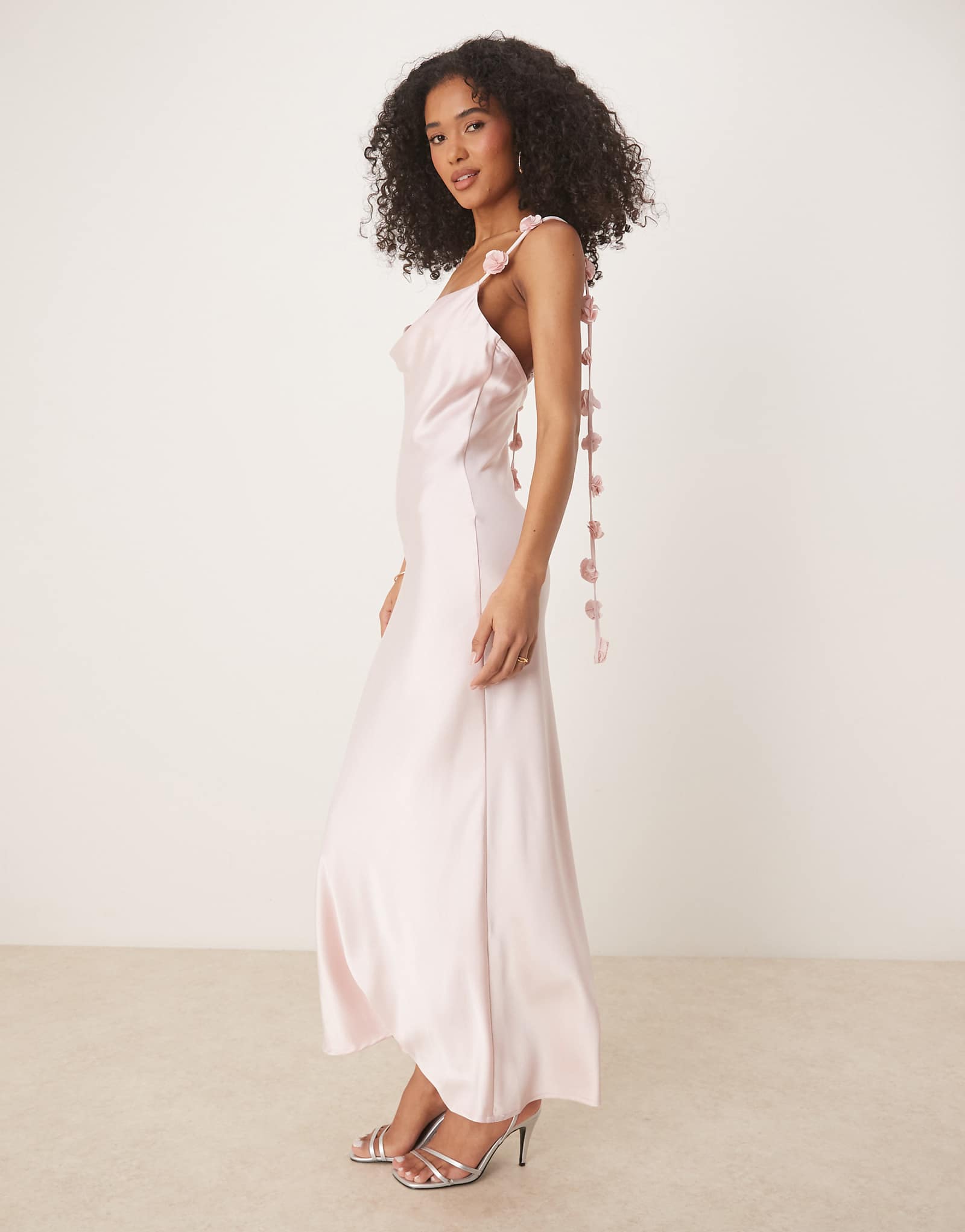 Атласное платье миди из трикотажа Gina с воротником-стойкой и 3D цветочной аппликацией светло-розового цвета 24890₽