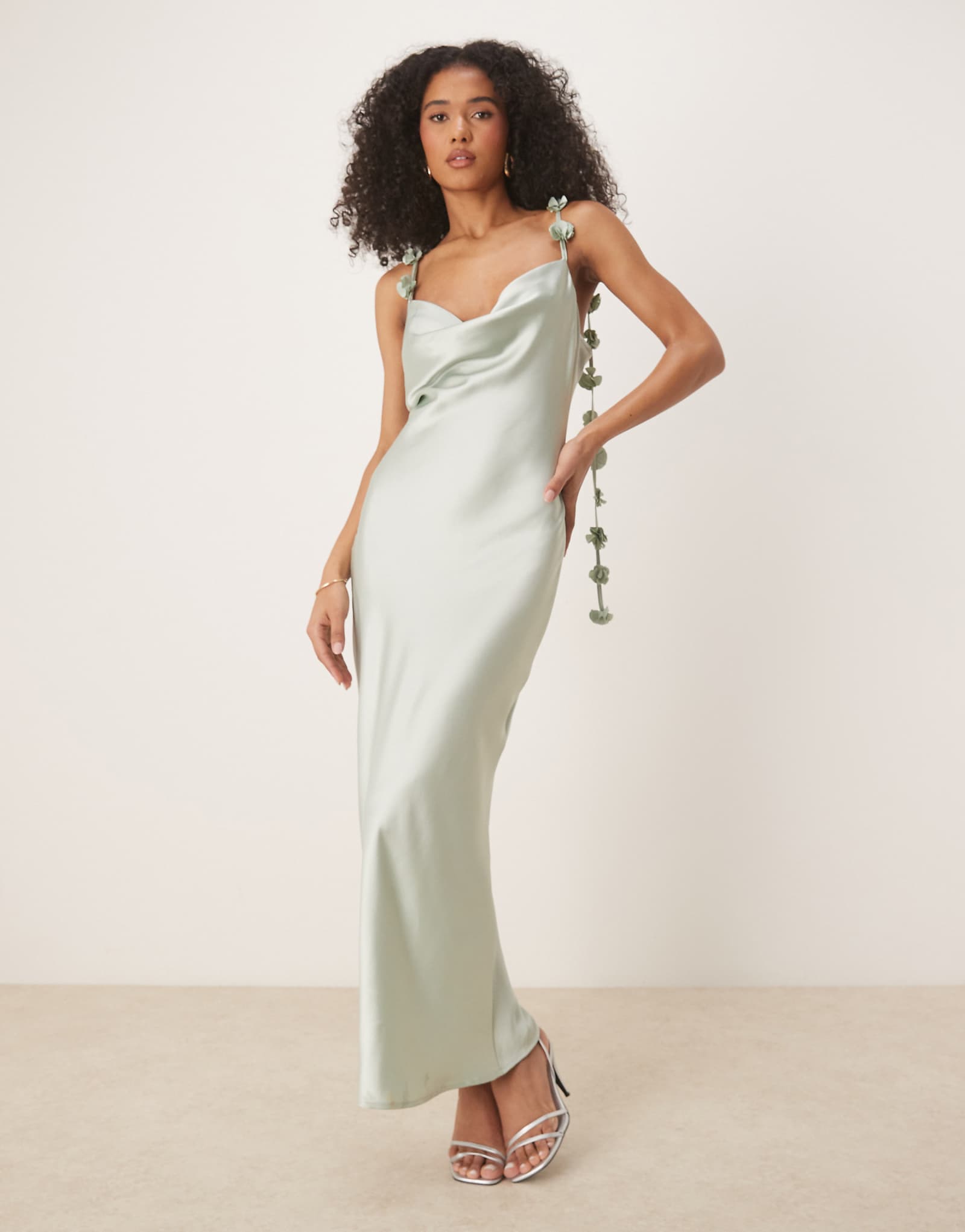 Атласное платье миди из трикотажа Gina с глубоким вырезом и 3D цветочной аппликацией светло-зеленого цвета 24890₽