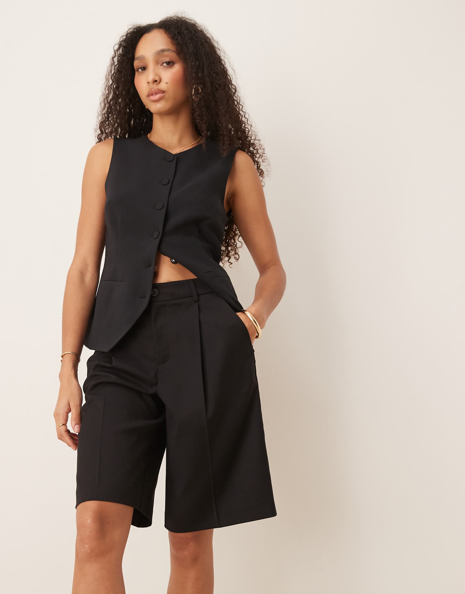 Длинные шорты-бермуды от Gina Tricot черного цвета сшитые на заказ по индивидуальному заказу 13490₽