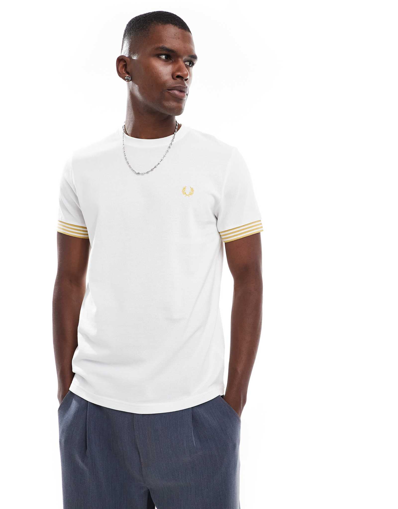 Белая футболка с манжетами в полоску от Fred Perry 19390₽