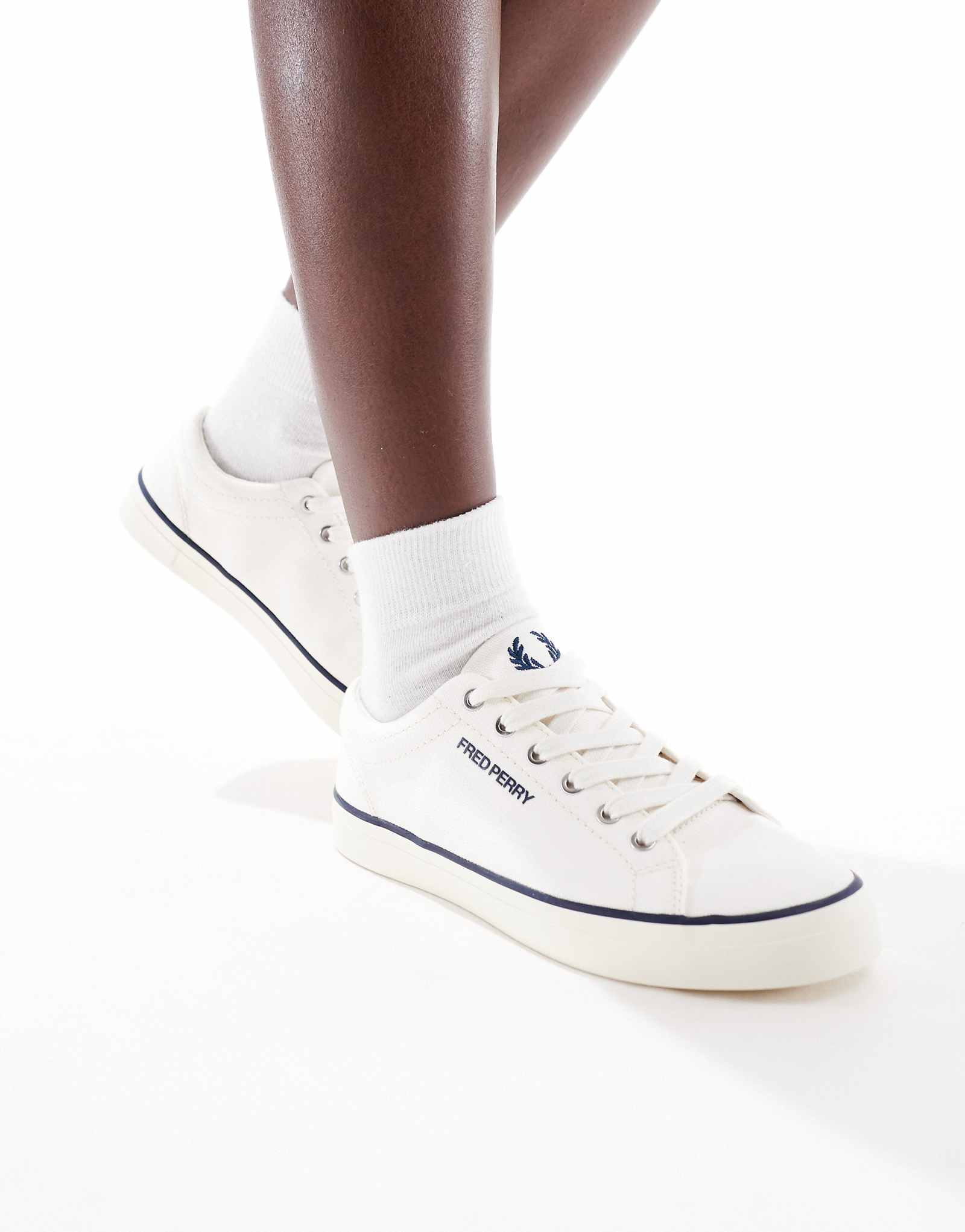 Белые парусиновые кроссовки Fred Perry 9590₽