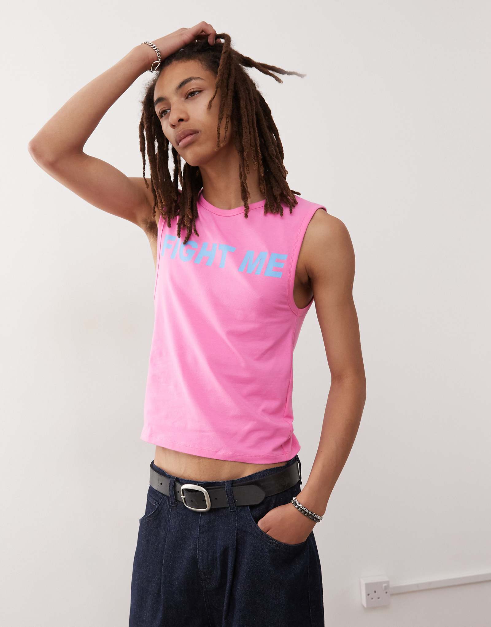Облегающая майка COLLUSION Festival розового цвета со слоганом fight me 6690₽