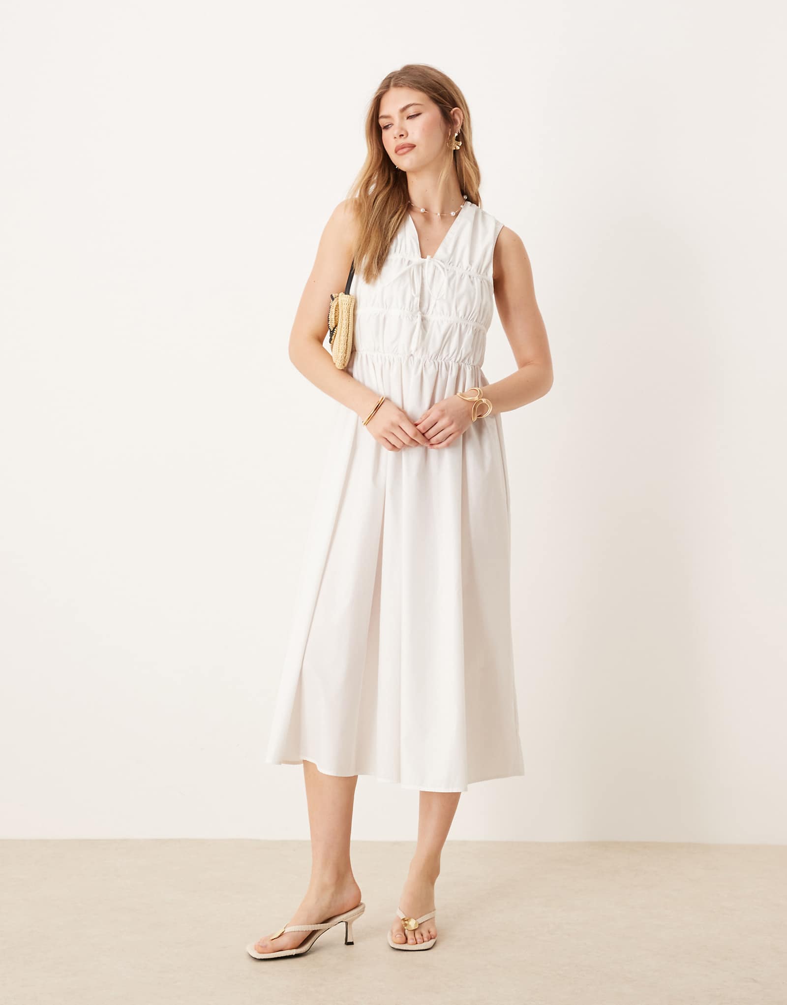 Белое макси-платье из поплина с глубоким вырезом YAS без рукавов 7990₽