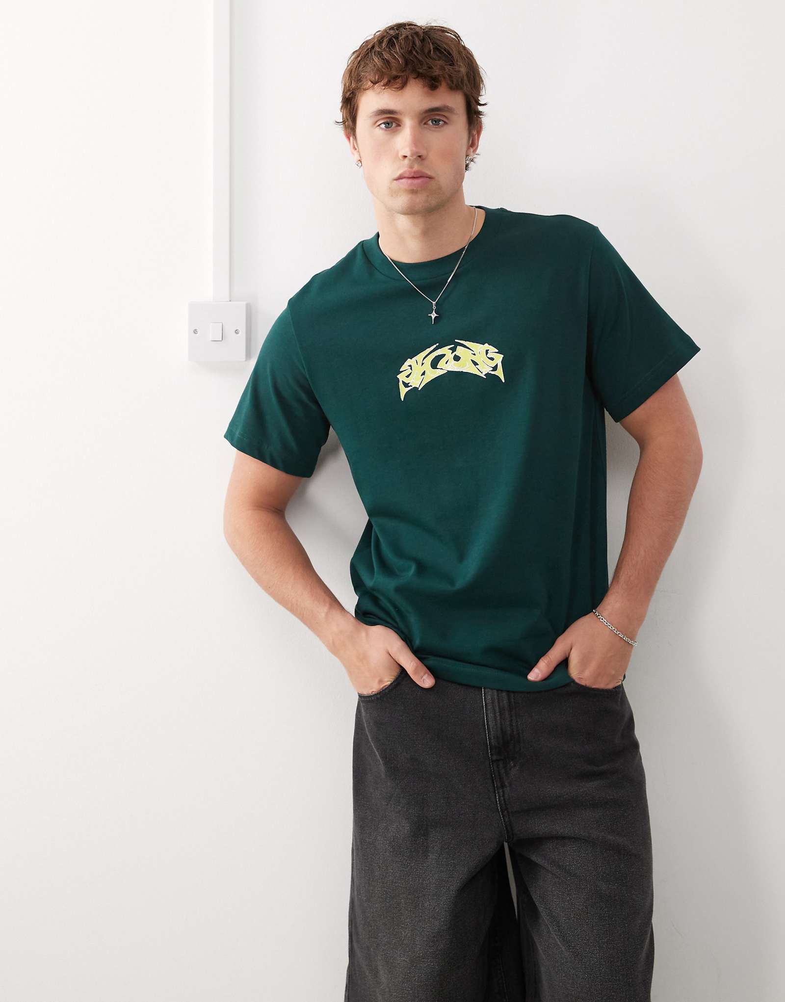 Отличная футболка свободного покроя для буднего дня с графическим принтом зеленого цвета 8590₽