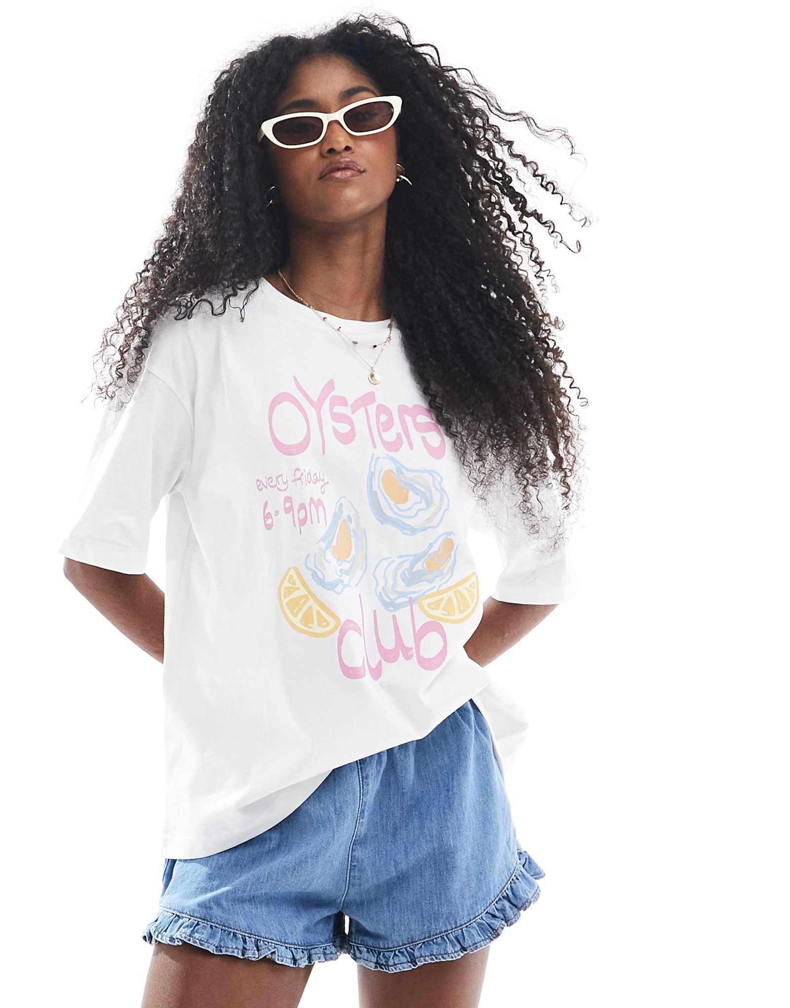 Поношенная хлопковая футболка оверсайз с графическим принтом oyster белого цвета 4390₽