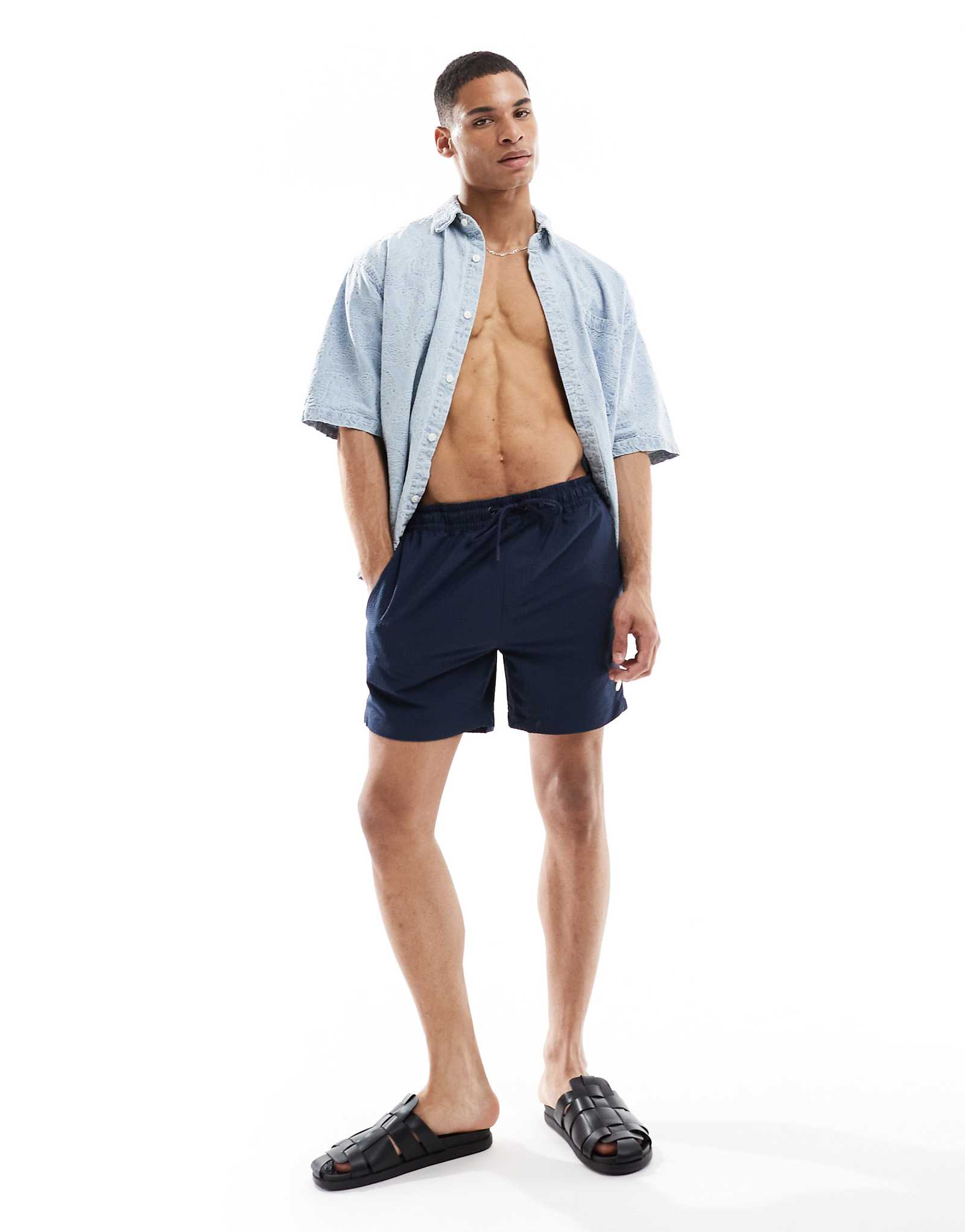 Поношенные плавательные шорты в темно-синюю полоску 4890₽