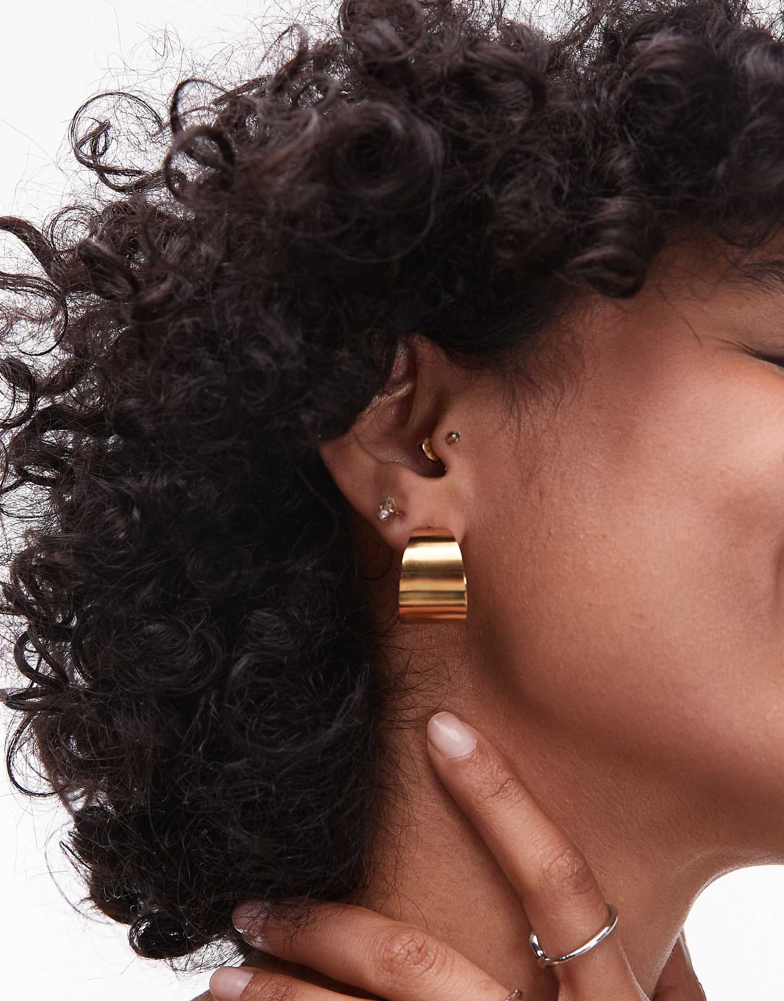 Topshop Max водонепроницаемые серьги-кольца с плоским кольцом из нержавеющей стали в золоте 2590₽