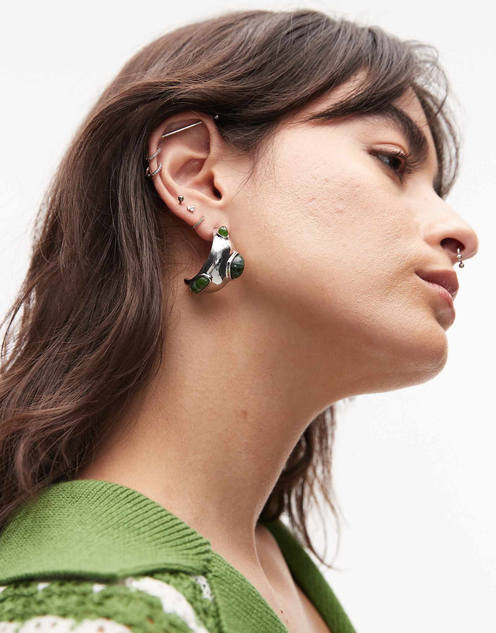 Массивные серьги Topshop Babi с зелеными камнями серебристого оттенка