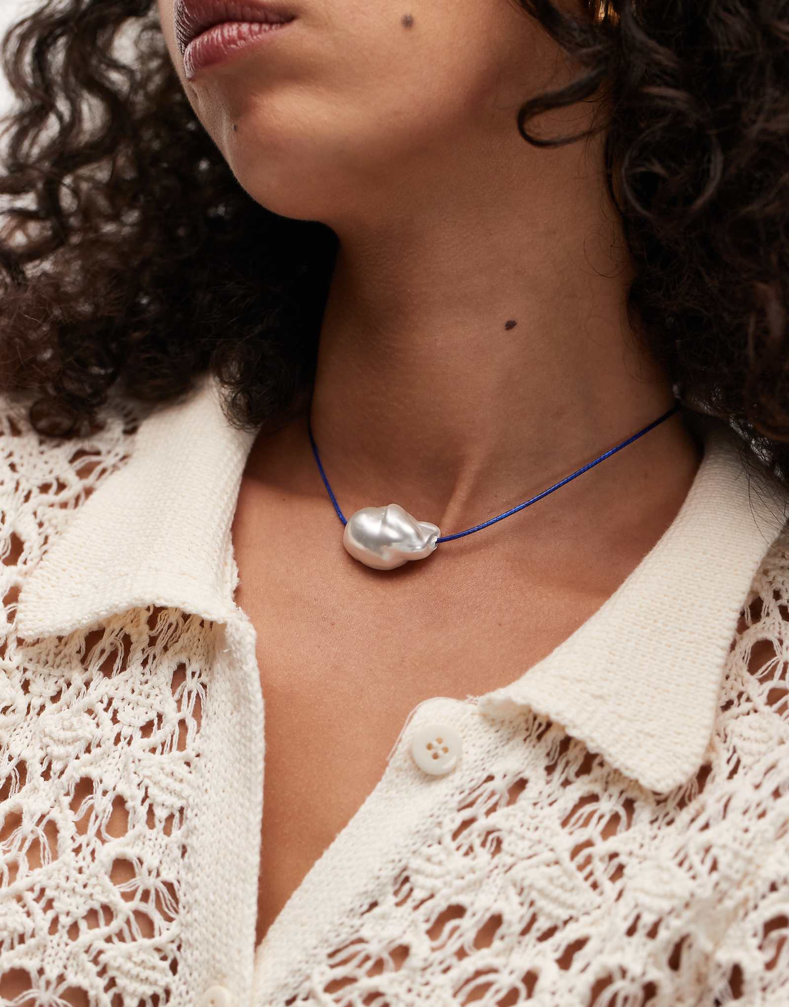 Колье-чокер из бисера Topshop Fern с жемчужной подвеской кобальтово-синего цвета 3490₽