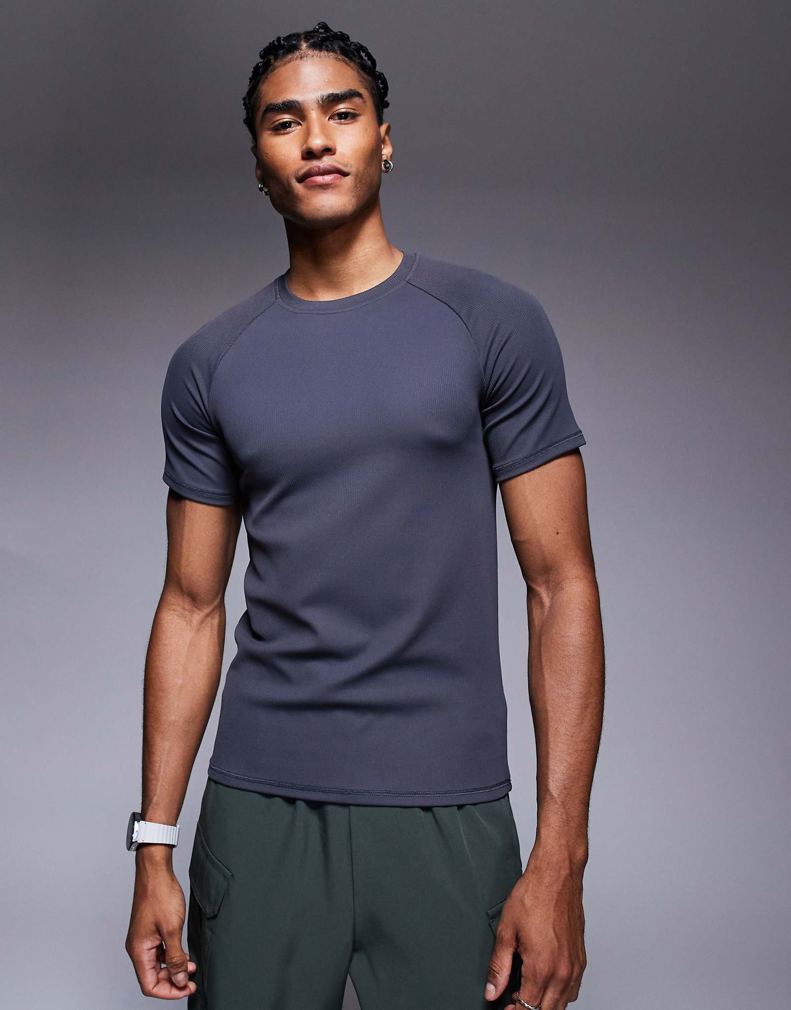 4505 облегающая тренировочная футболка в рубчик графитового цвета 5690₽