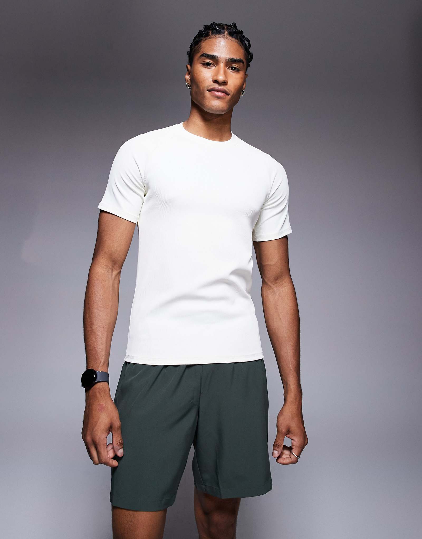 4505 облегающая тренировочная футболка в рубчик винтажного белого цвета 5690₽