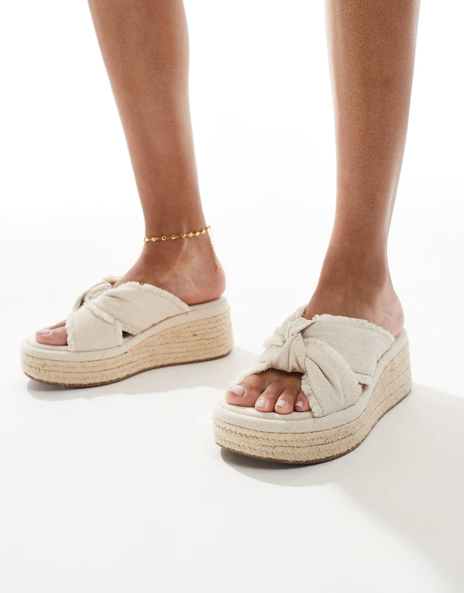 ДИЗАЙНЕРСКИЕ мюли ASOS с широким кроем и продуманным узлом на плоской подошве из натурального 4090₽