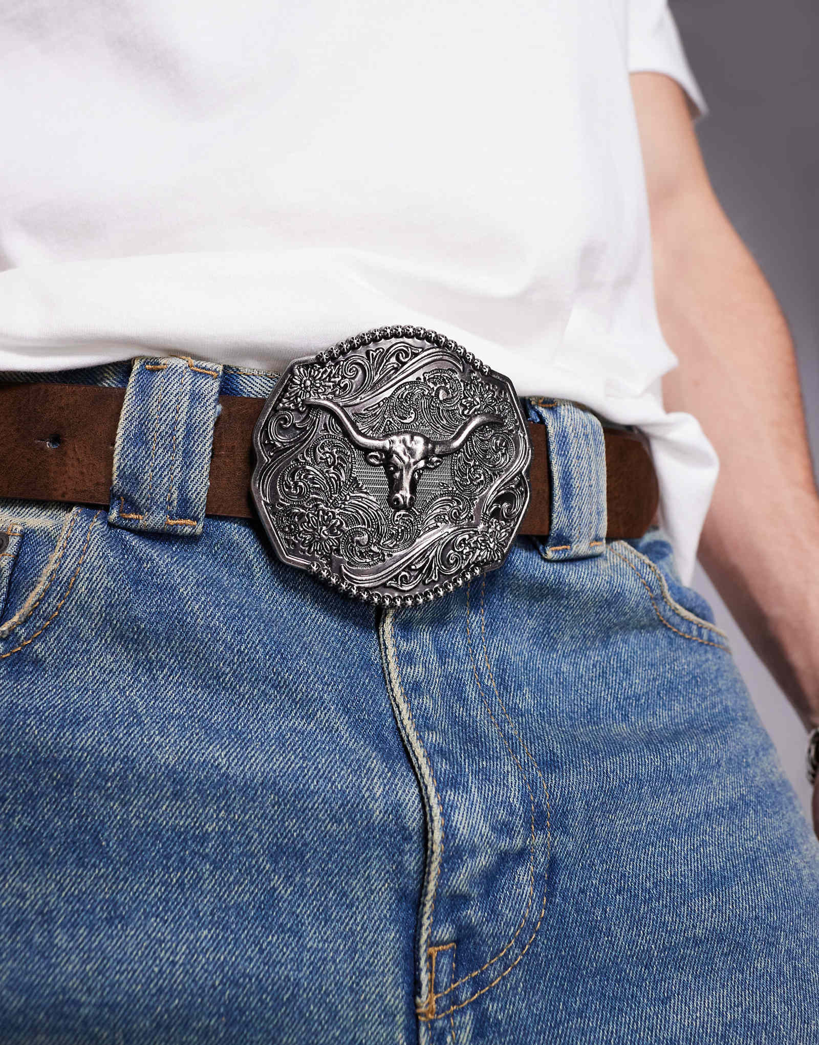 Ремень с пряжкой ASOS DESIGN ram statement коричневого цвета 4690₽