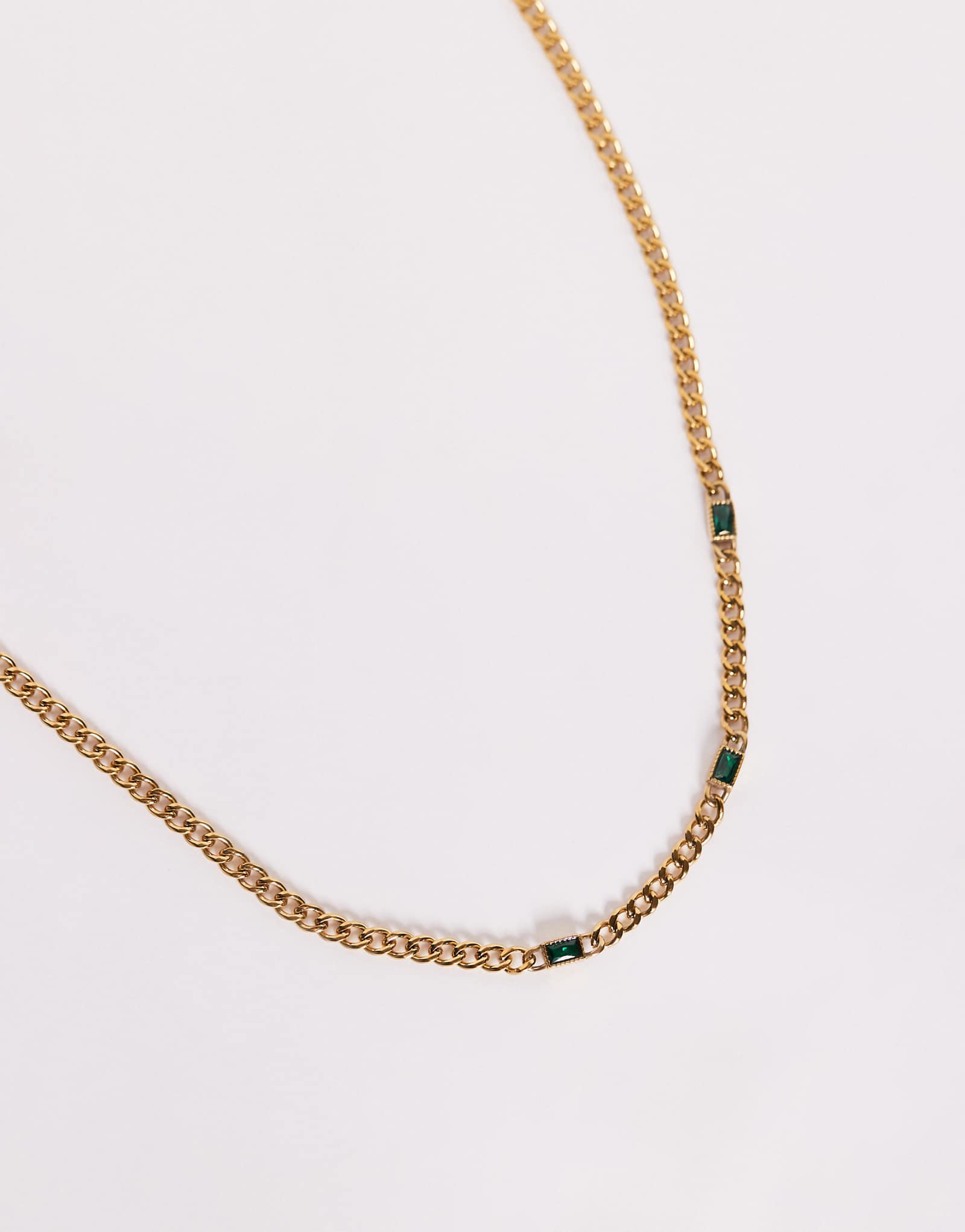 ASOS DESIGN водонепроницаемое колье на цепочке из нержавеющей стали выполненное из золота с искусственным изумрудом 4290₽