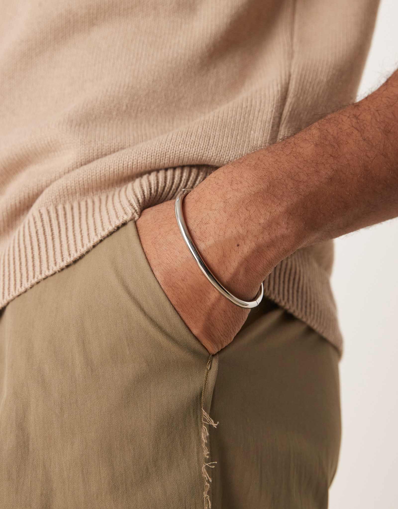 Простой браслет ASOS DESIGN из водонепроницаемой нержавеющей стали серебристого оттенка 4090₽