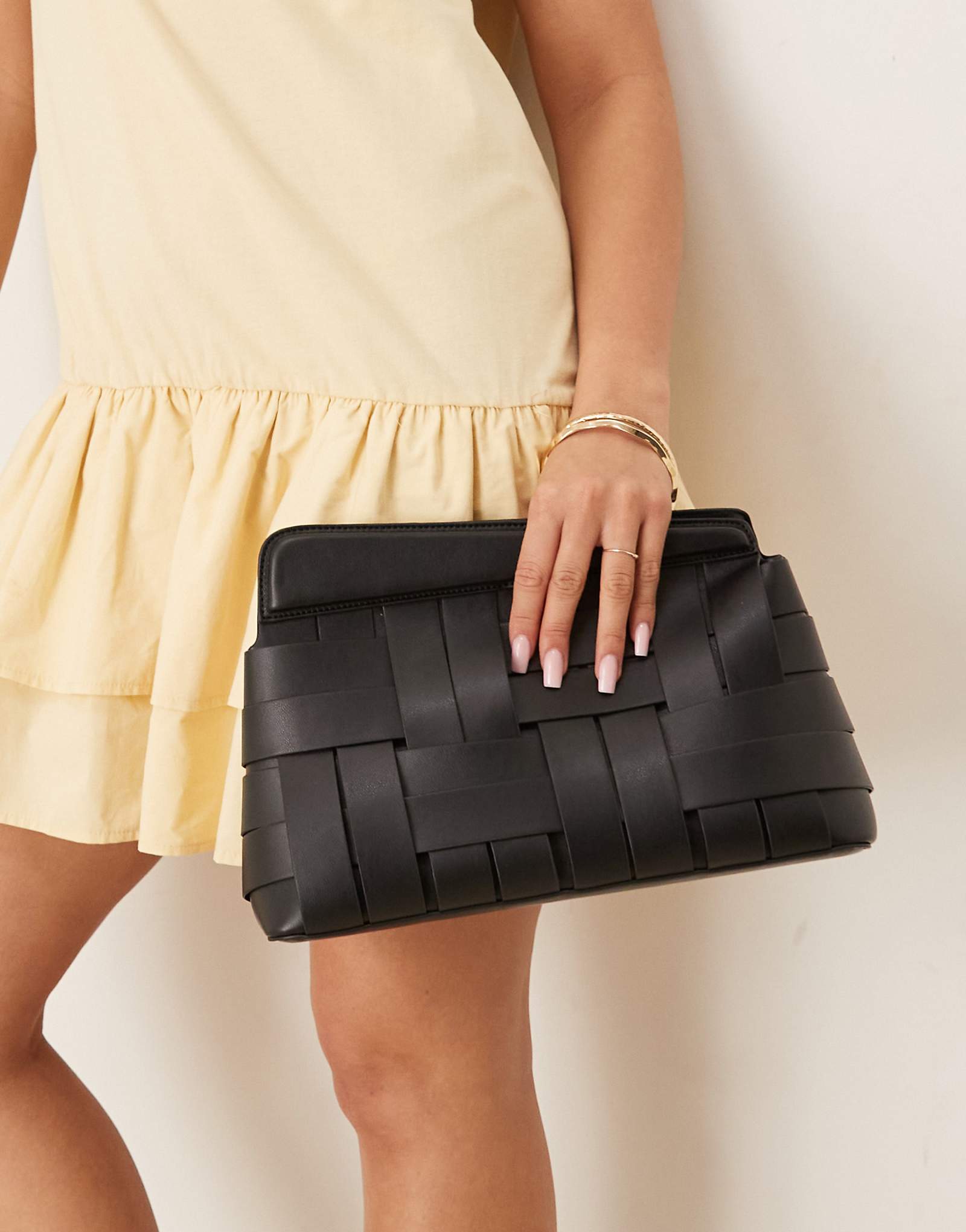 Асимметричный тканый клатч ASOS DESIGN черного цвета