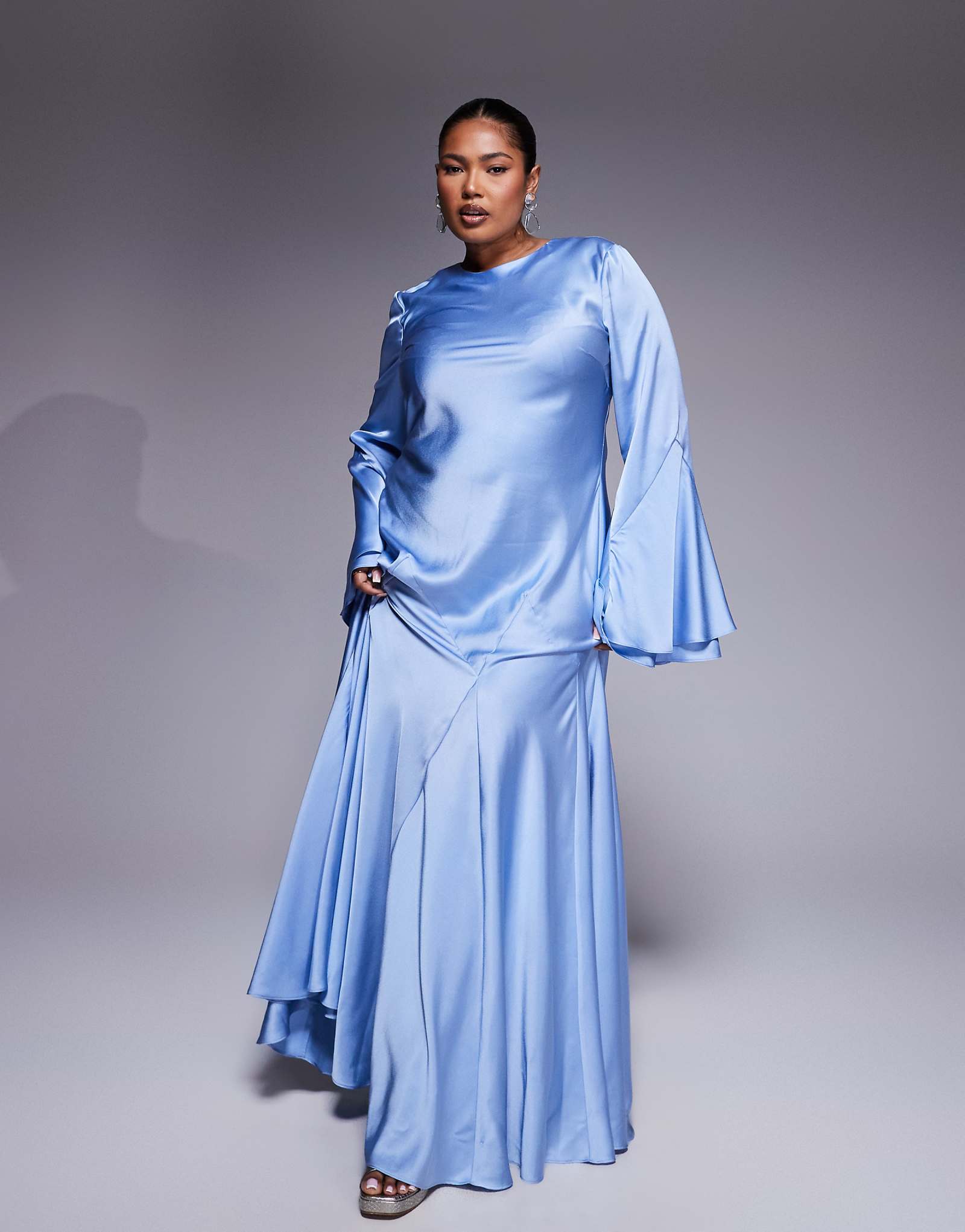 Атласное макси-платье ASOS DESIGN Curve с длинным рукавом пышной юбкой и бантиками нежно-голубого цвета 8890₽