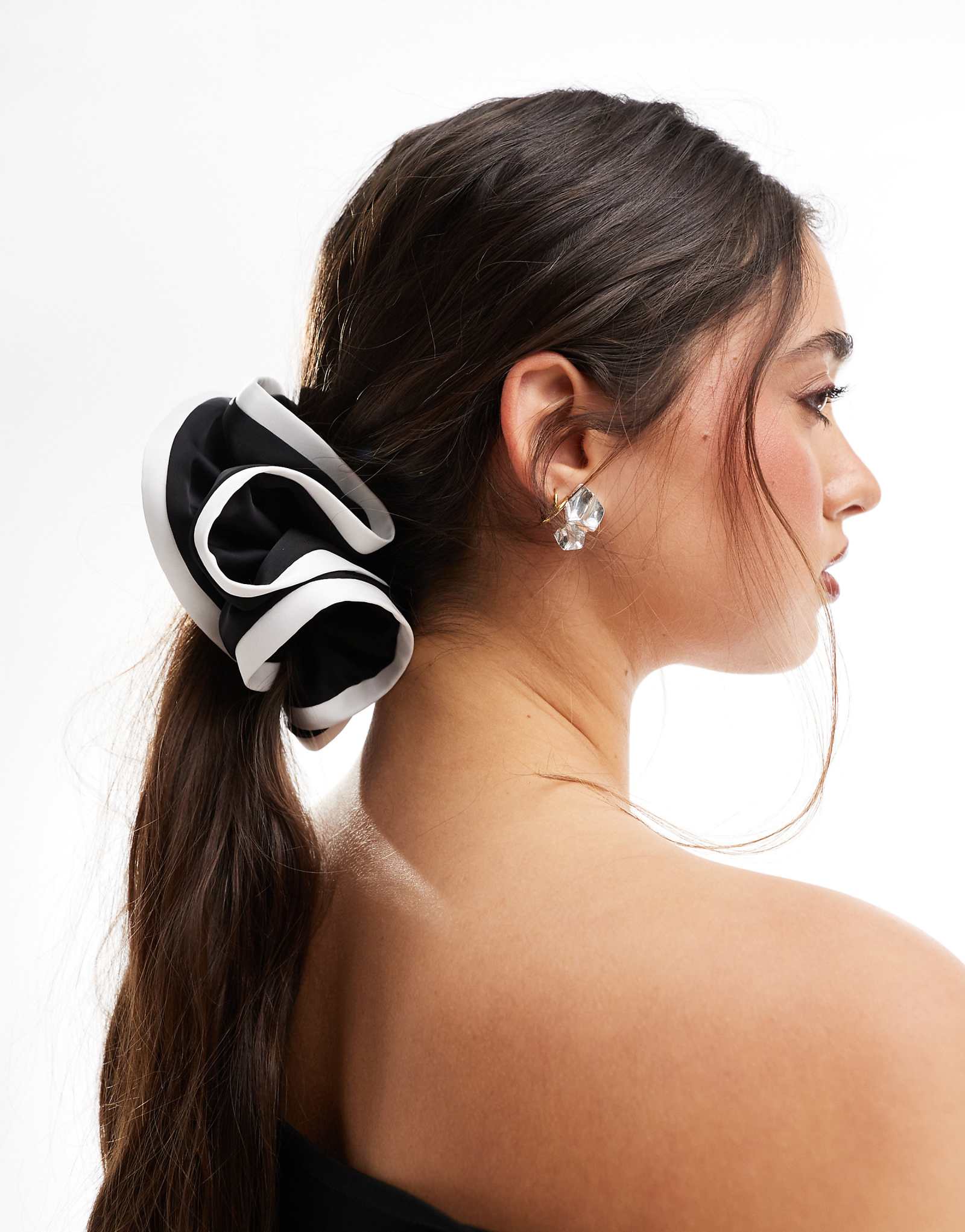 ДИЗАЙНЕРСКАЯ резинка для волос ASOS с контрастной строчкой белого цвета 1890₽