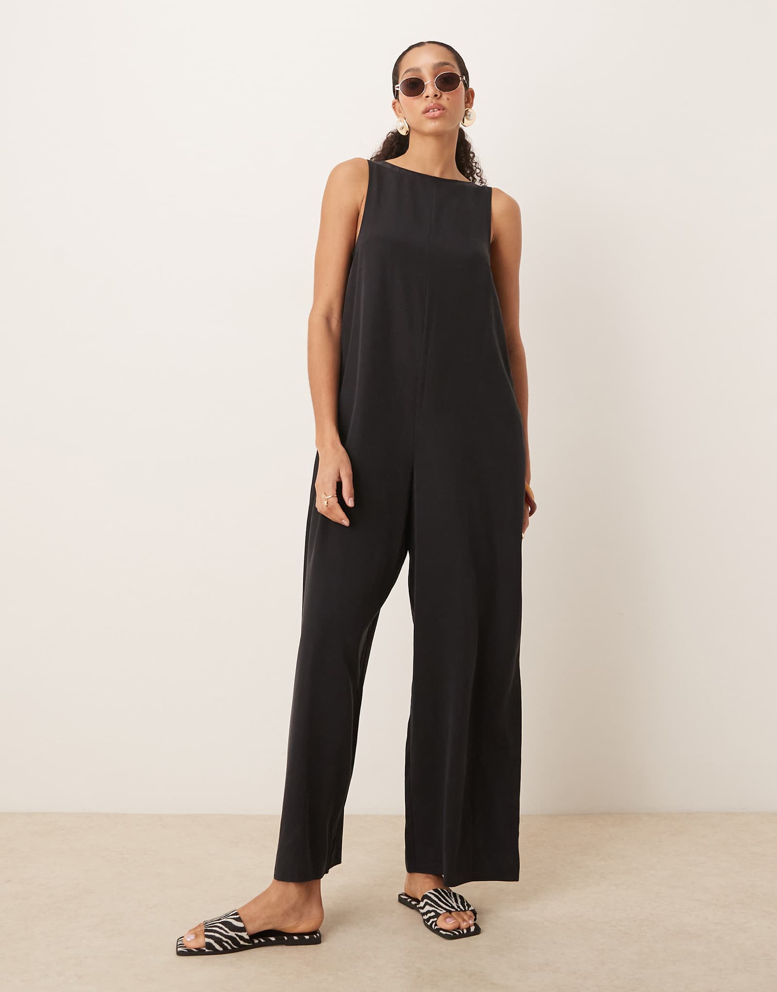 Купро-комбинезон ASOS DESIGN с вырезом лодочкой черного цвета 10190₽