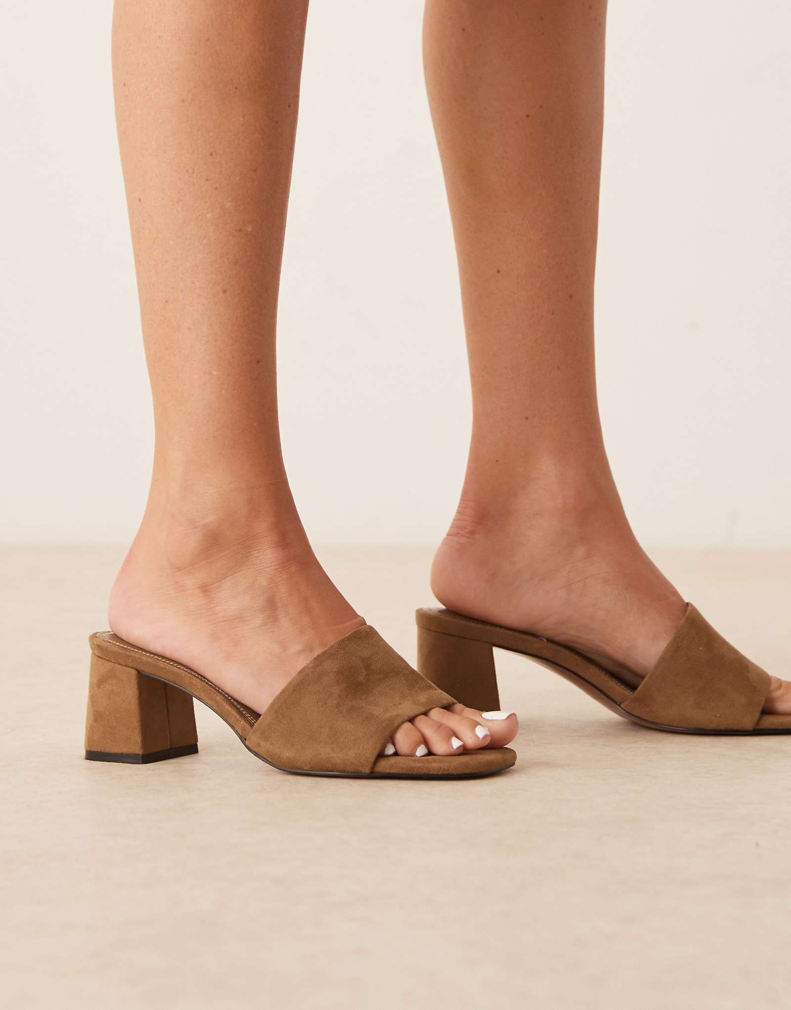 Мюли на среднем каблуке в форме пчелиных сот от ASOS DESIGN широкого кроя из темно-серого замша