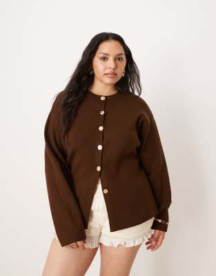 Вязаный кардиган ASOS DESIGN Curve с округлым вырезом горловины и золотистыми пуговицами шоколадного цвета