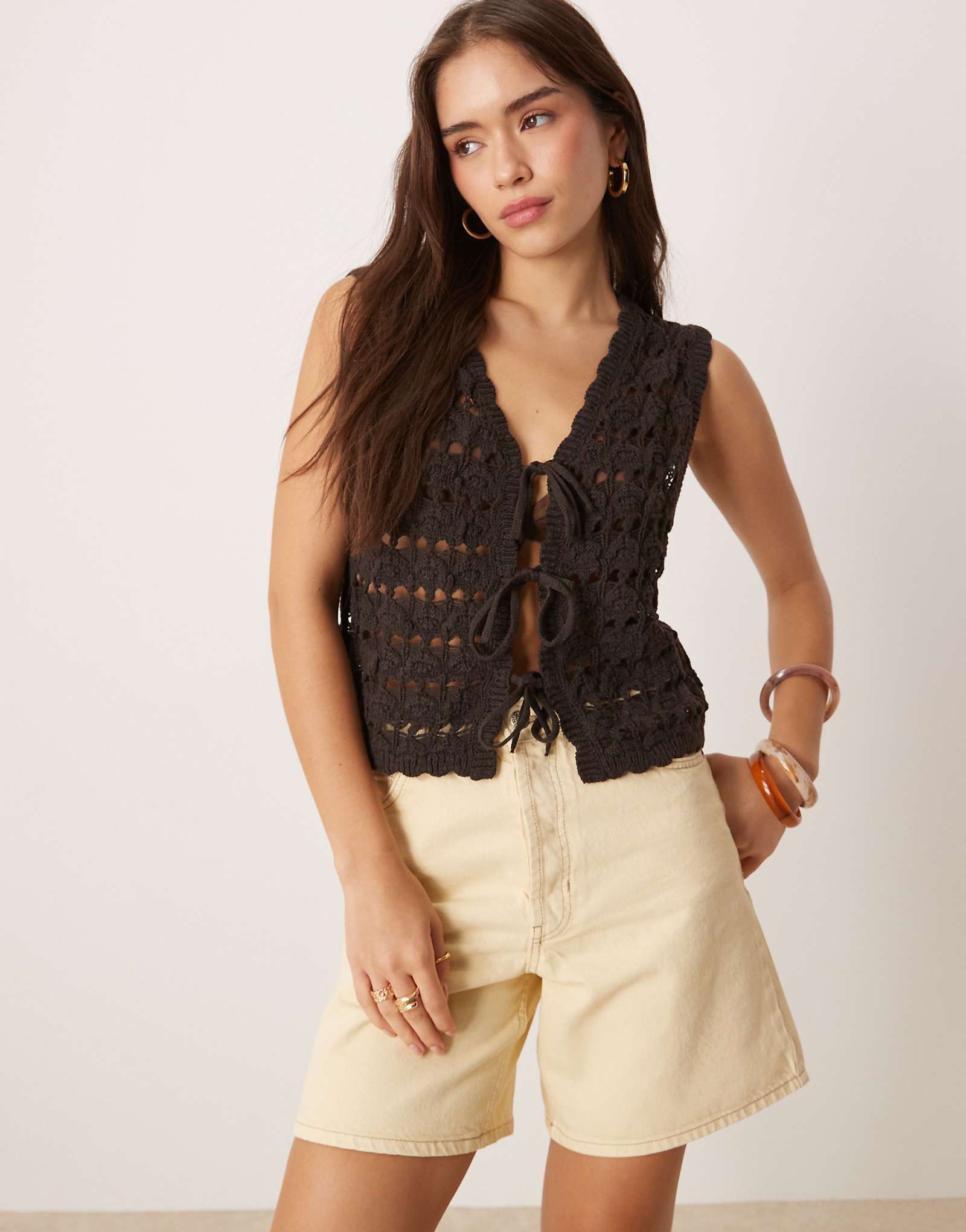 Вязаный жилет ASOS DESIGN с открытой завязкой спереди шоколадного цвета 2190₽