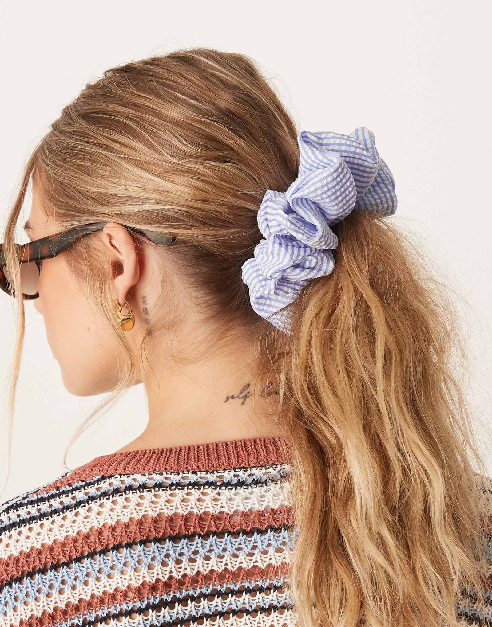 Резинка для волос ASOS DESIGN большого размера в синюю полоску 2190₽