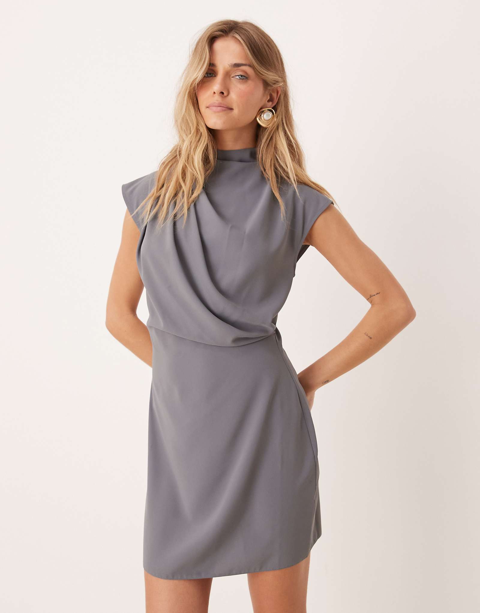 ДИЗАЙНЕРСКОЕ мини-платье ASOS без рукавов с высоким воротом и драпировкой на шее серого цвета 10790₽