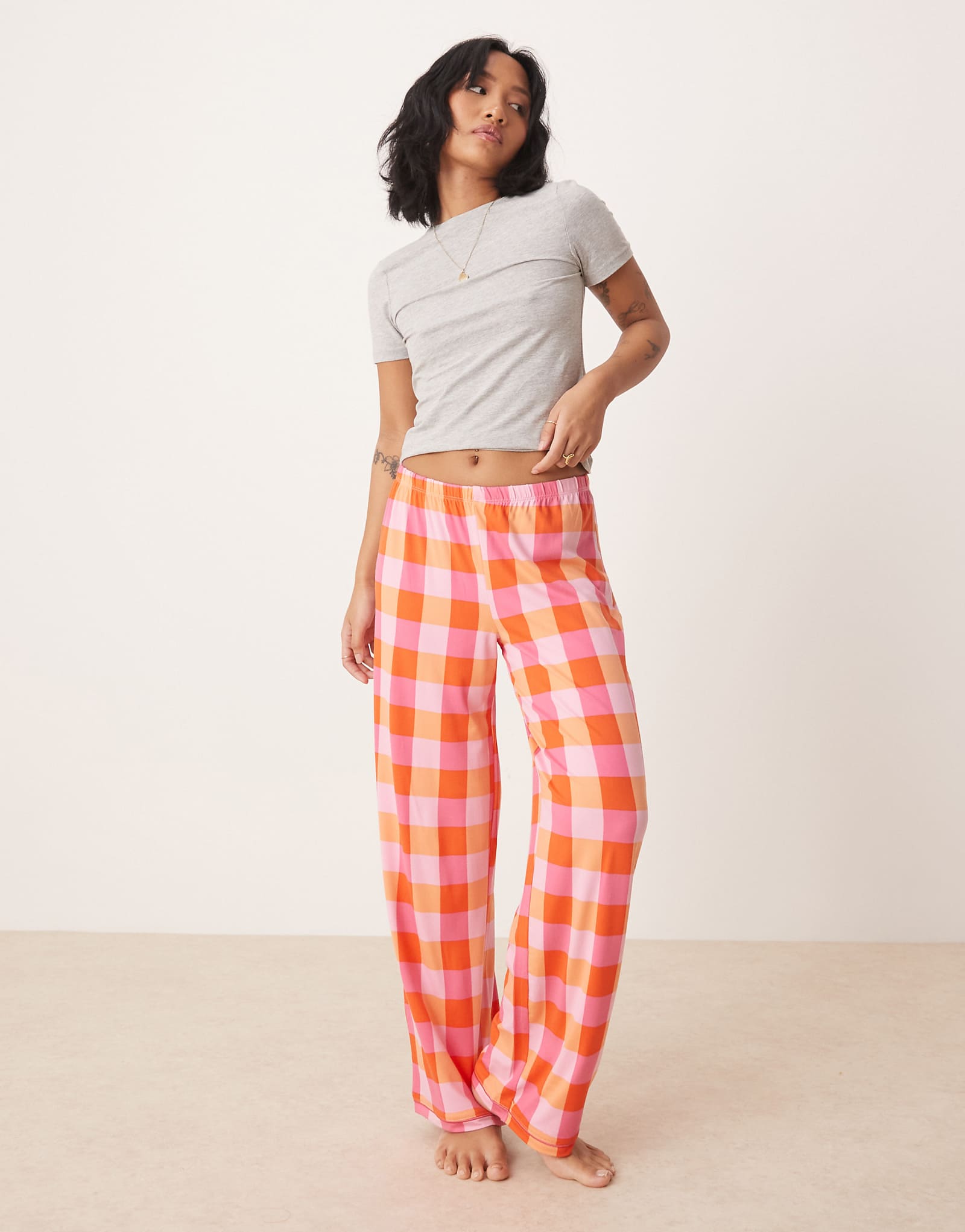 Миниатюрные брюки Urban Threads в красную клетку - часть комплекта