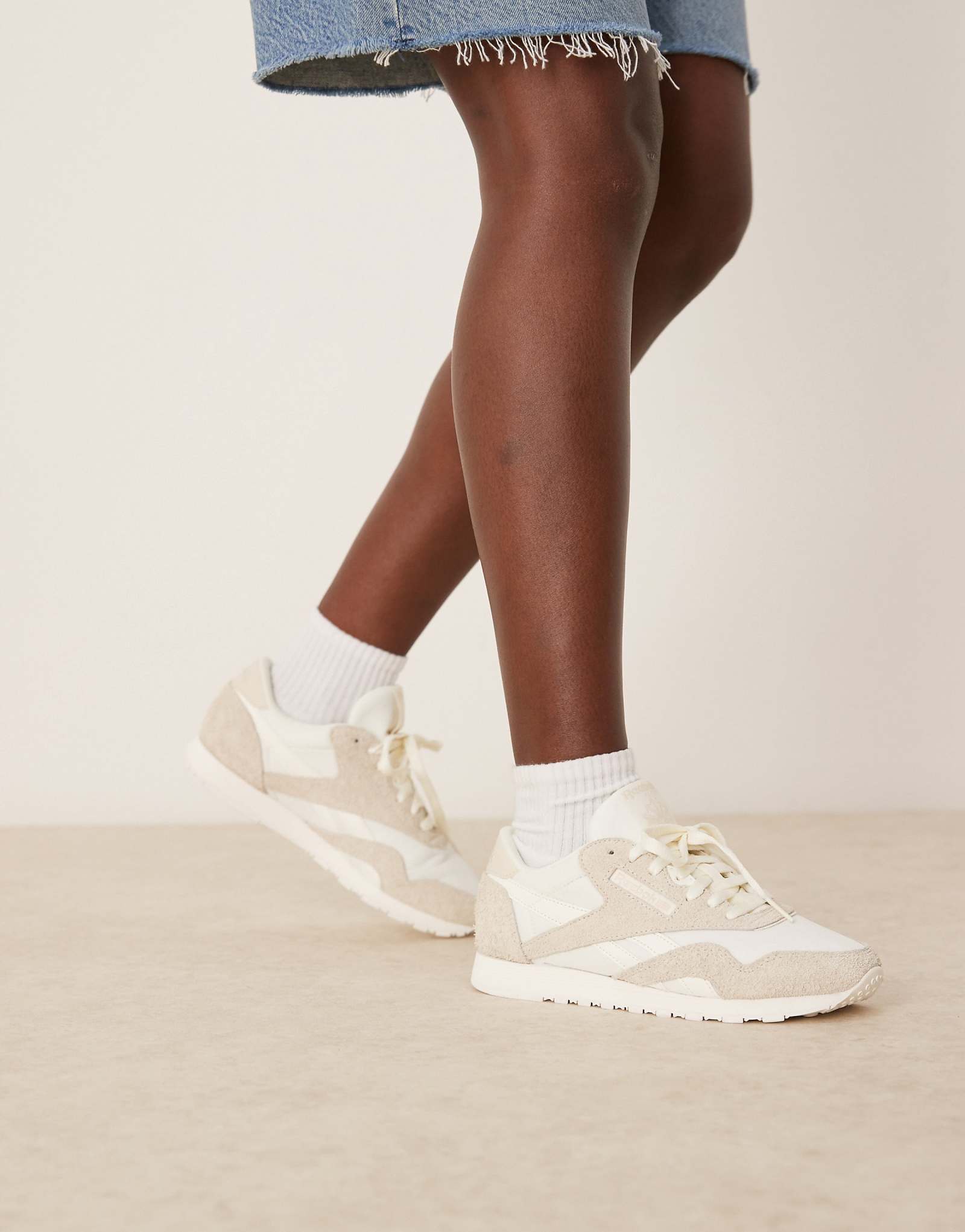 Классические нейлоновые кроссовки Reebok темно-белого цвета 16290₽