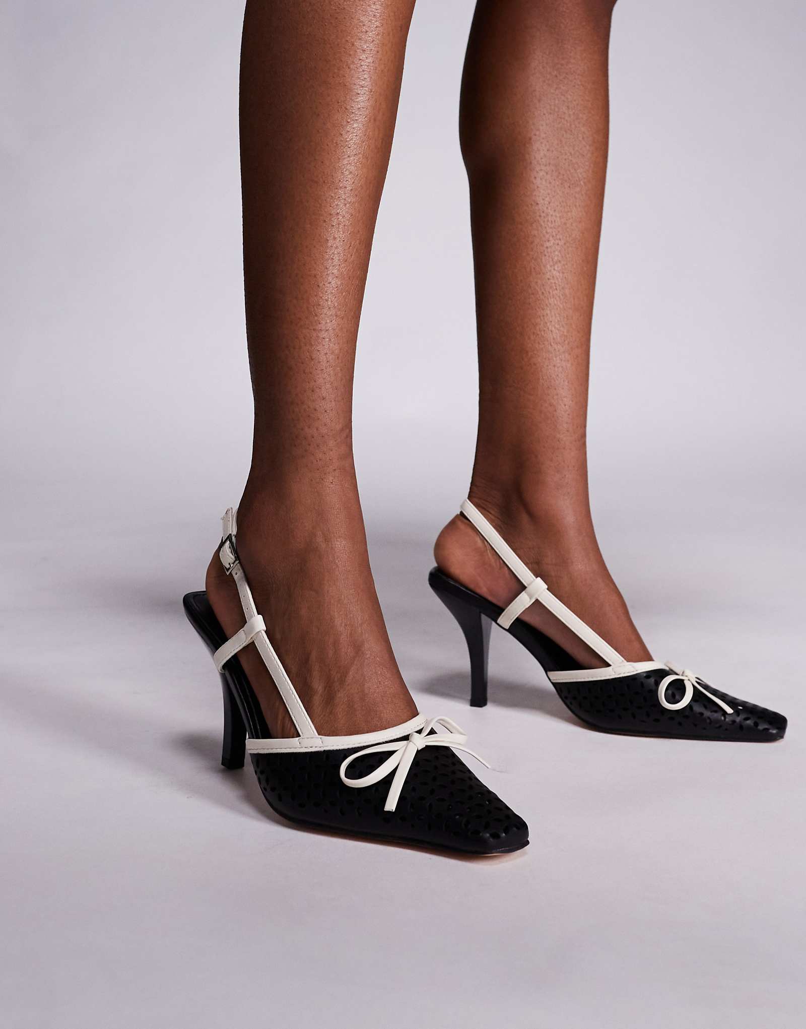 Public Desire Alchemy laser - милые босоножки на каблуках с бантом кремового и черного цветов 4690₽