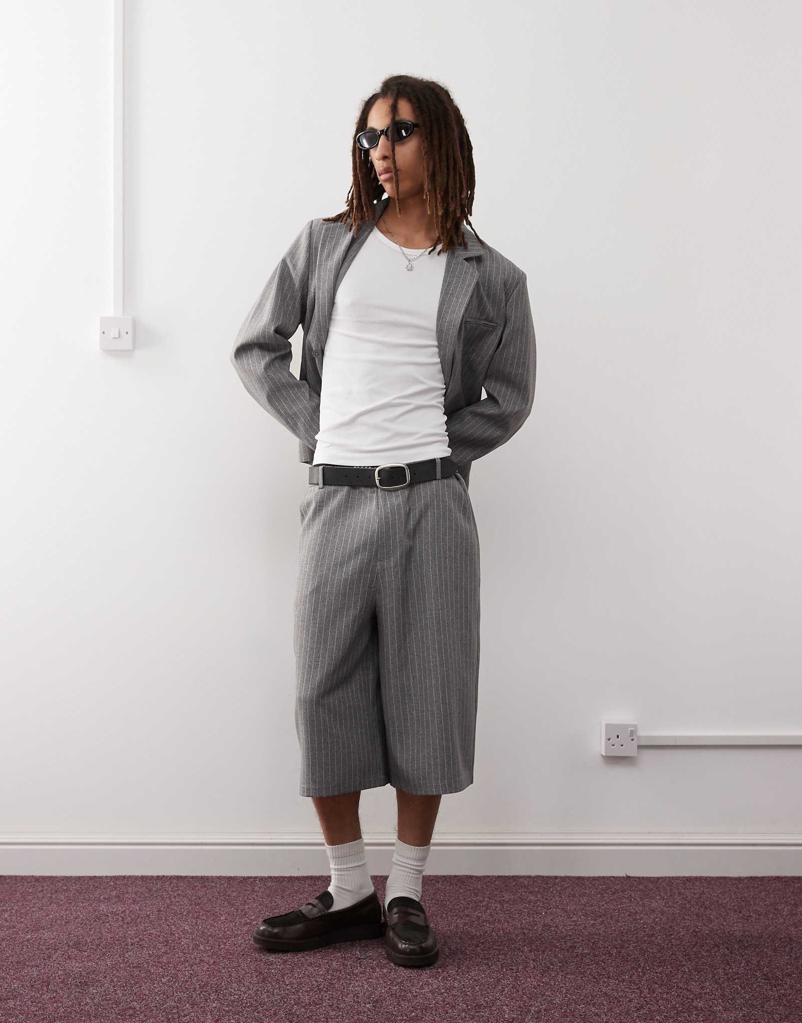 Шорты в тонкую полоску от COLLUSION выполненные на заказ в ярусном стиле из камня - часть комплекта 10790₽