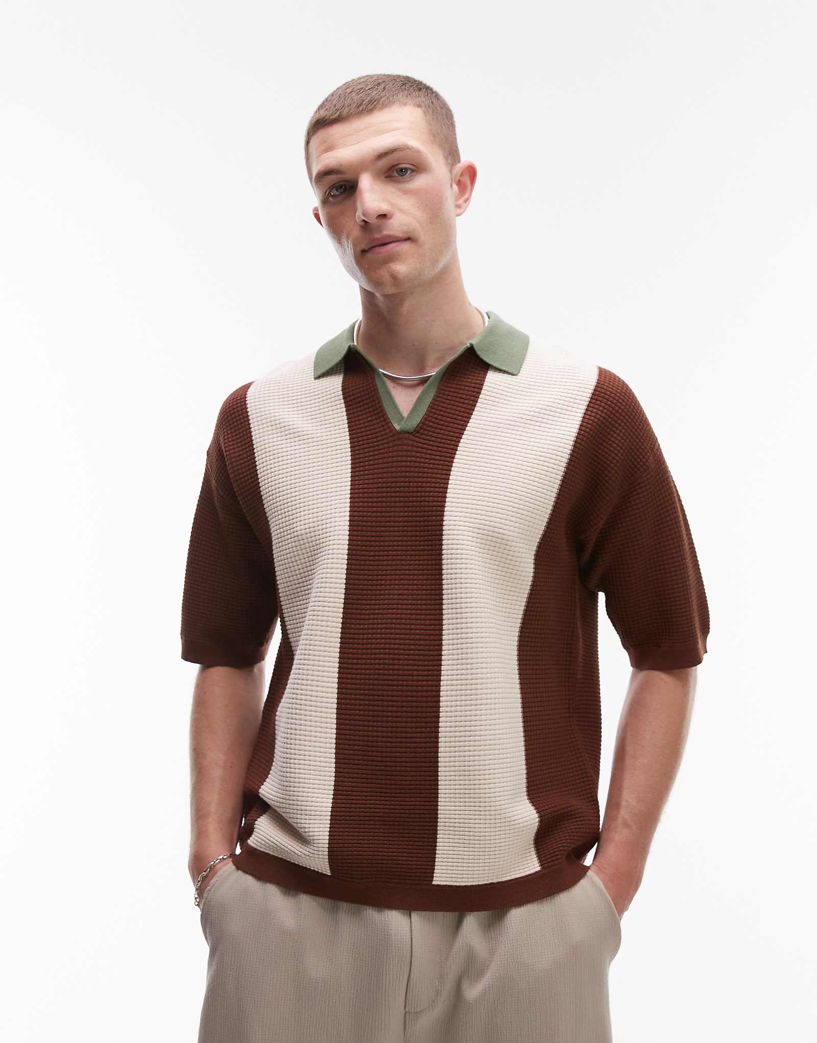 Трикотажная рубашка-поло с воротником-стойкой Topman color block в шалфеевом и нейтральном цветах 8590₽