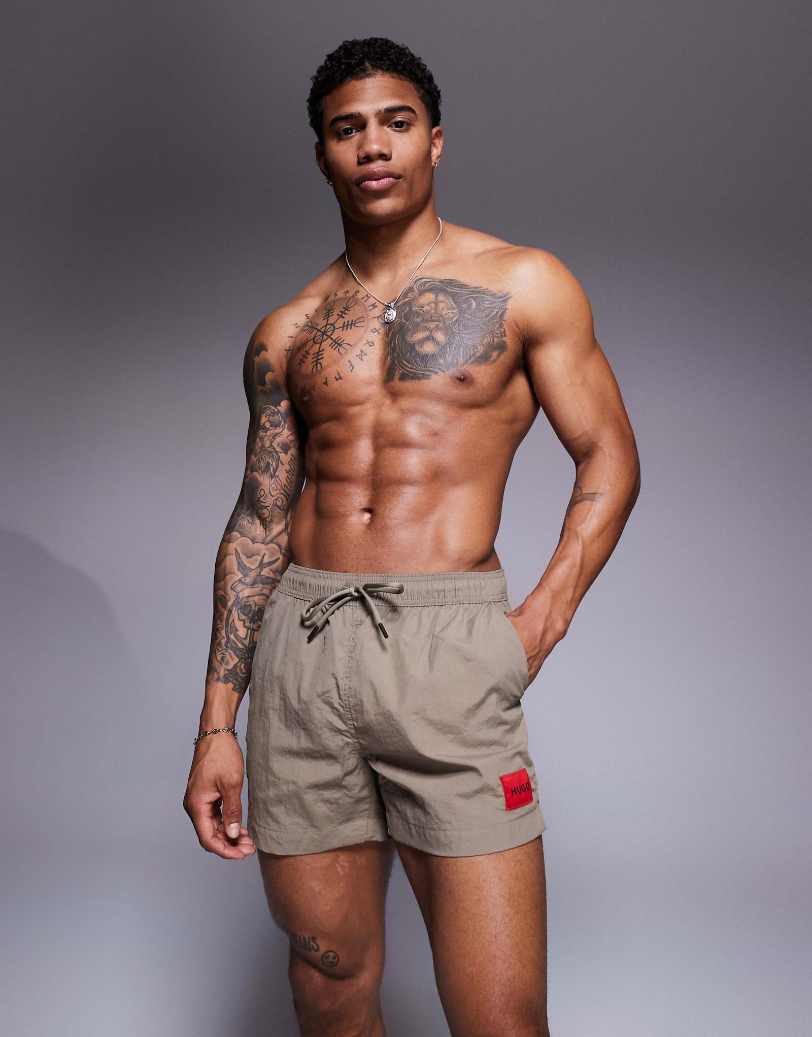 Плавательные шорты с логотипом бренда HUGO RED Dominica светло-коричневого цвета 12190₽