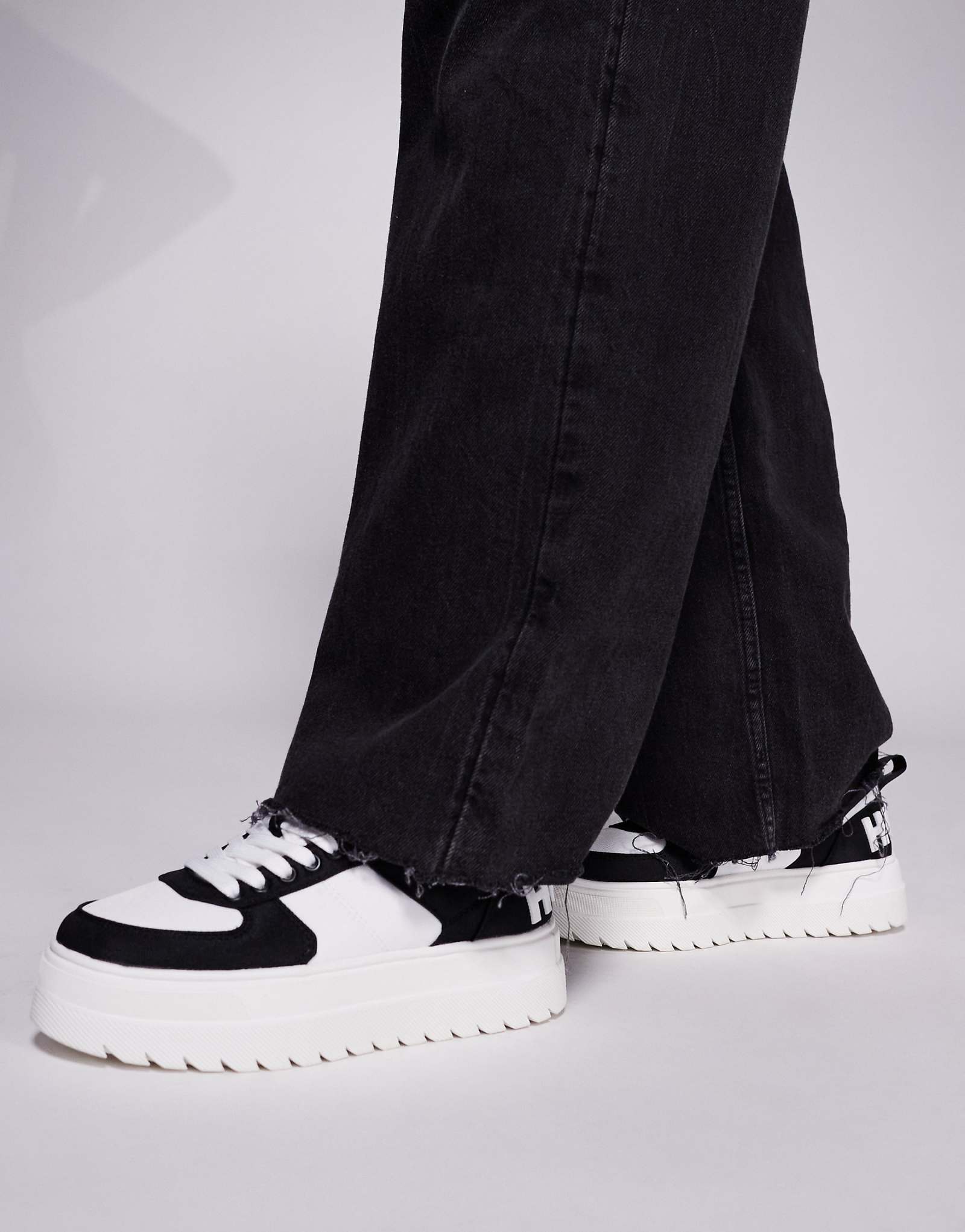 Черно-белые кроссовки на толстой платформе HUGO Red с логотипом 22790₽