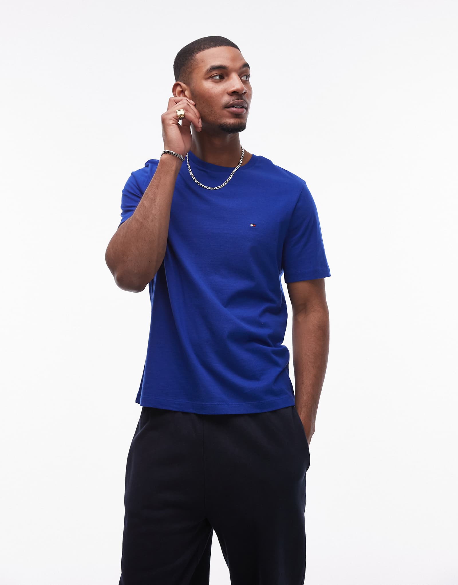 Футболка Tommy Hilfiger essential ярко-синего цвета 6090₽