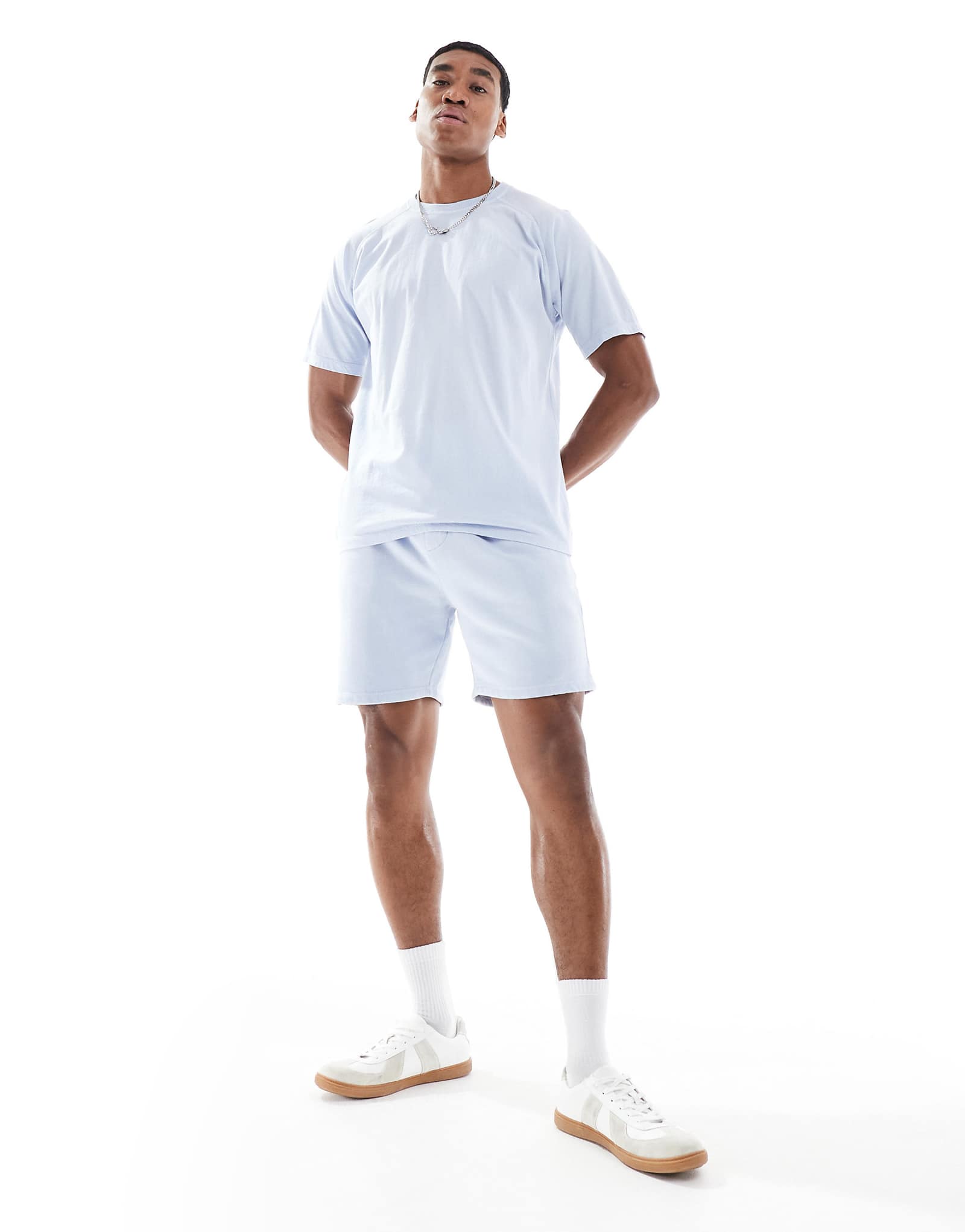 Еще одна эффектная деталь - непринужденные шорты насыщенного кислотно-синего цвета 5890₽