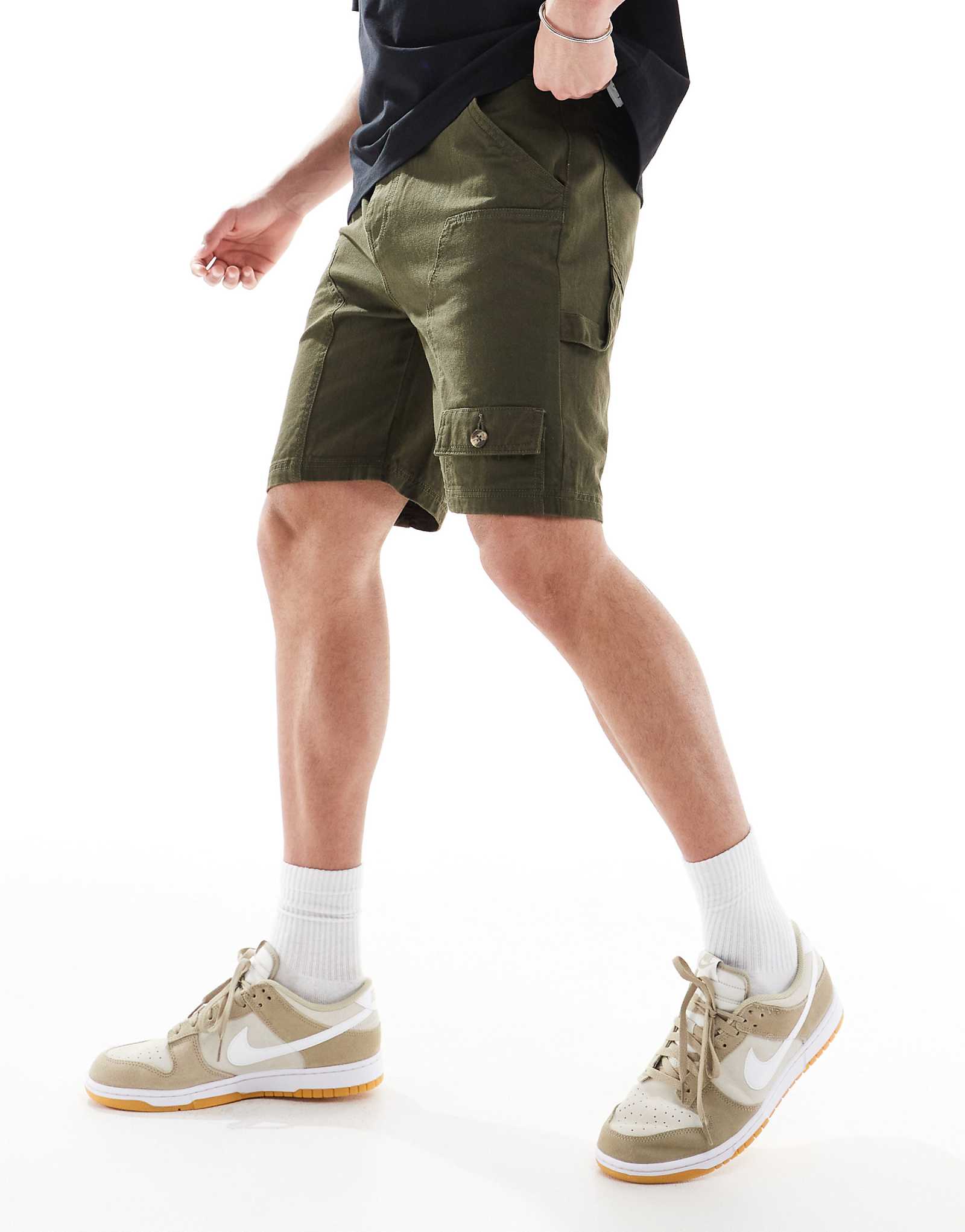 Еще одно влияние оказали шорты carpenter свободного кроя цвета хаки 8590₽