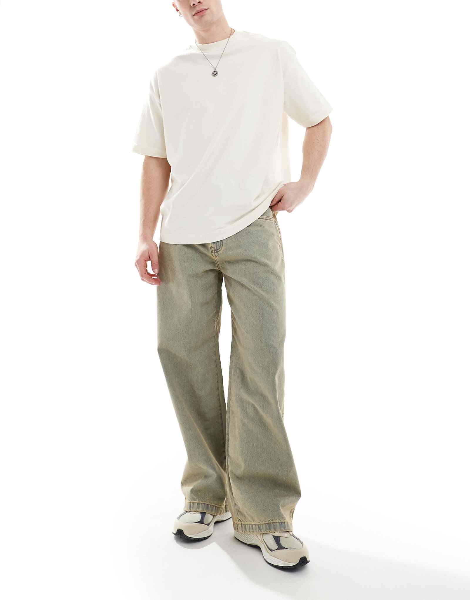 Еще одно влияние оказывают широкие джинсы в винтажном стиле 9290₽