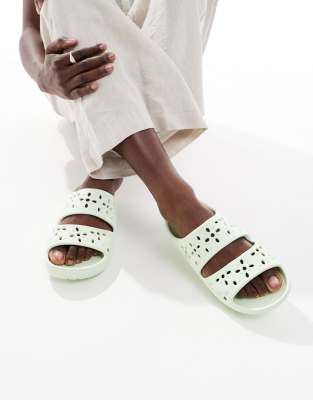 Классические босоножки Crocs с цветочным рисунком нефритового оттенка