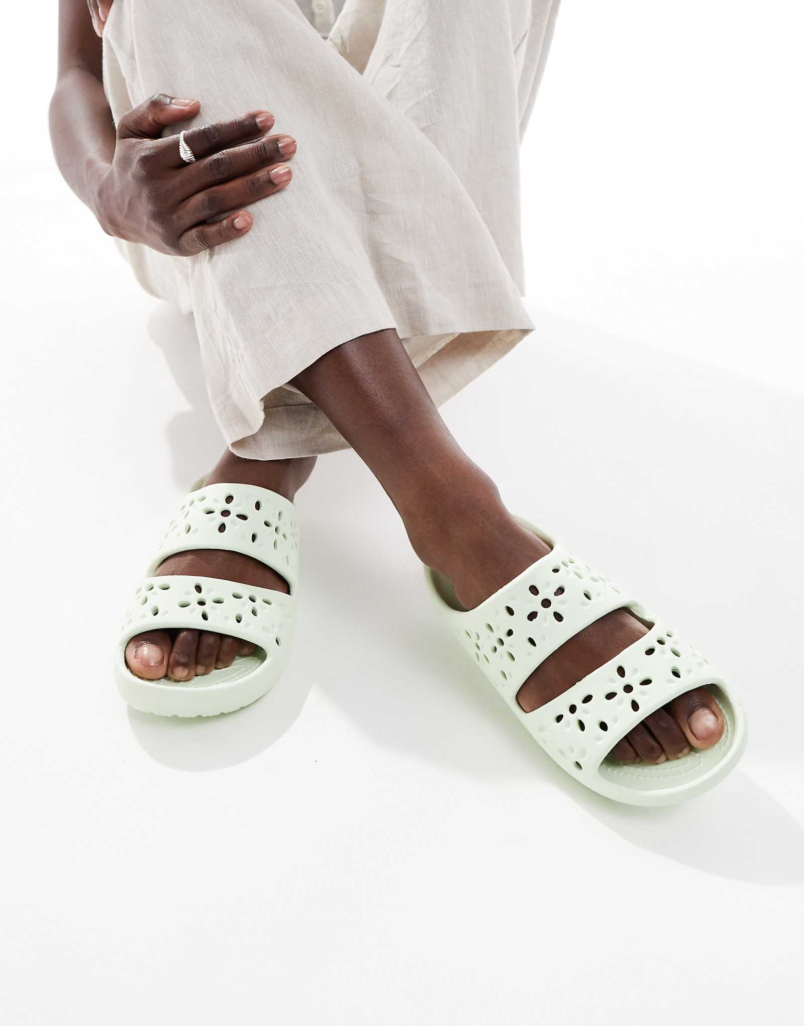 Классические босоножки Crocs с цветочным рисунком нефритового оттенка 6490₽