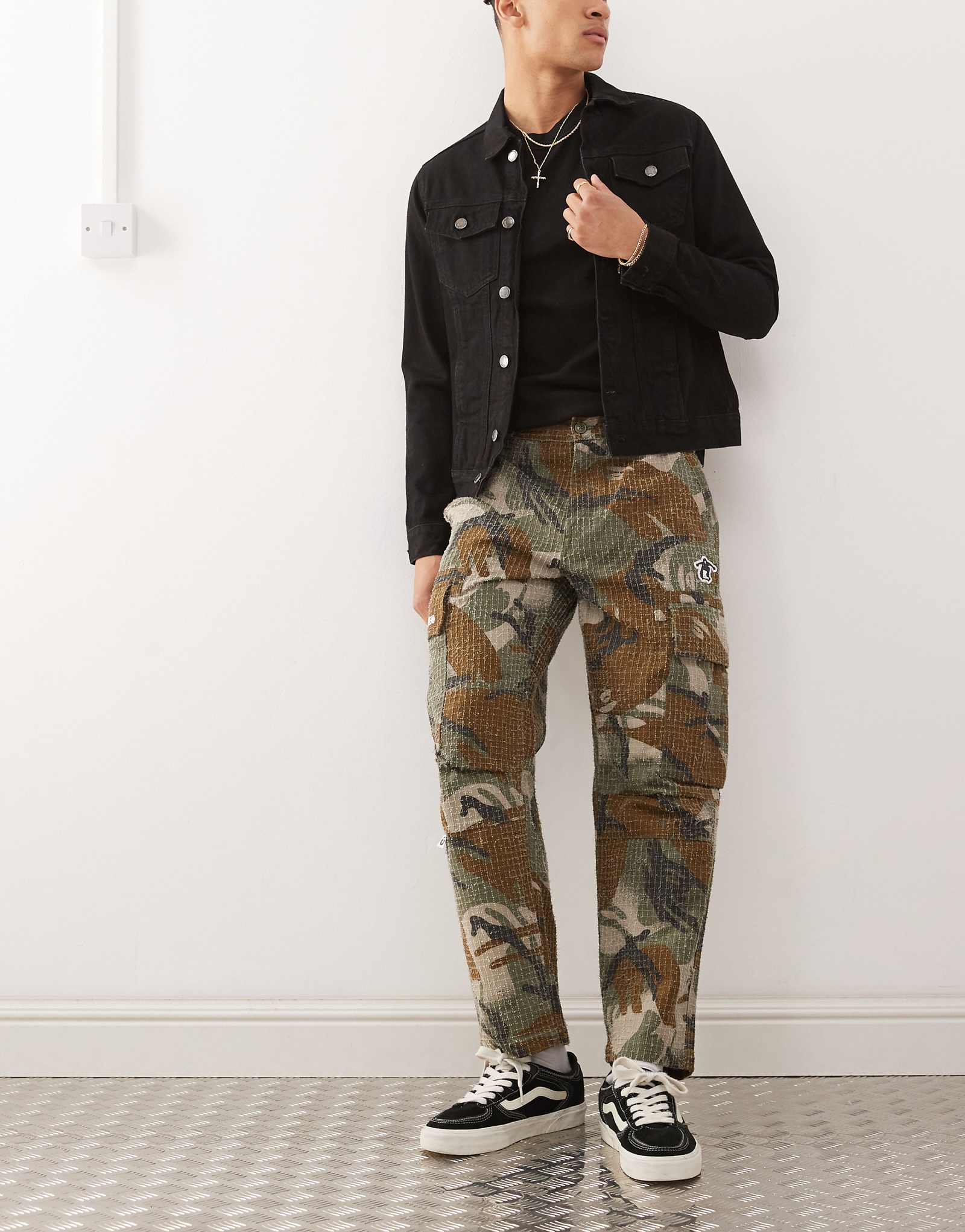 Камуфляжные брюки-карго свободного покроя Aape by A Bathing Ape 42690₽