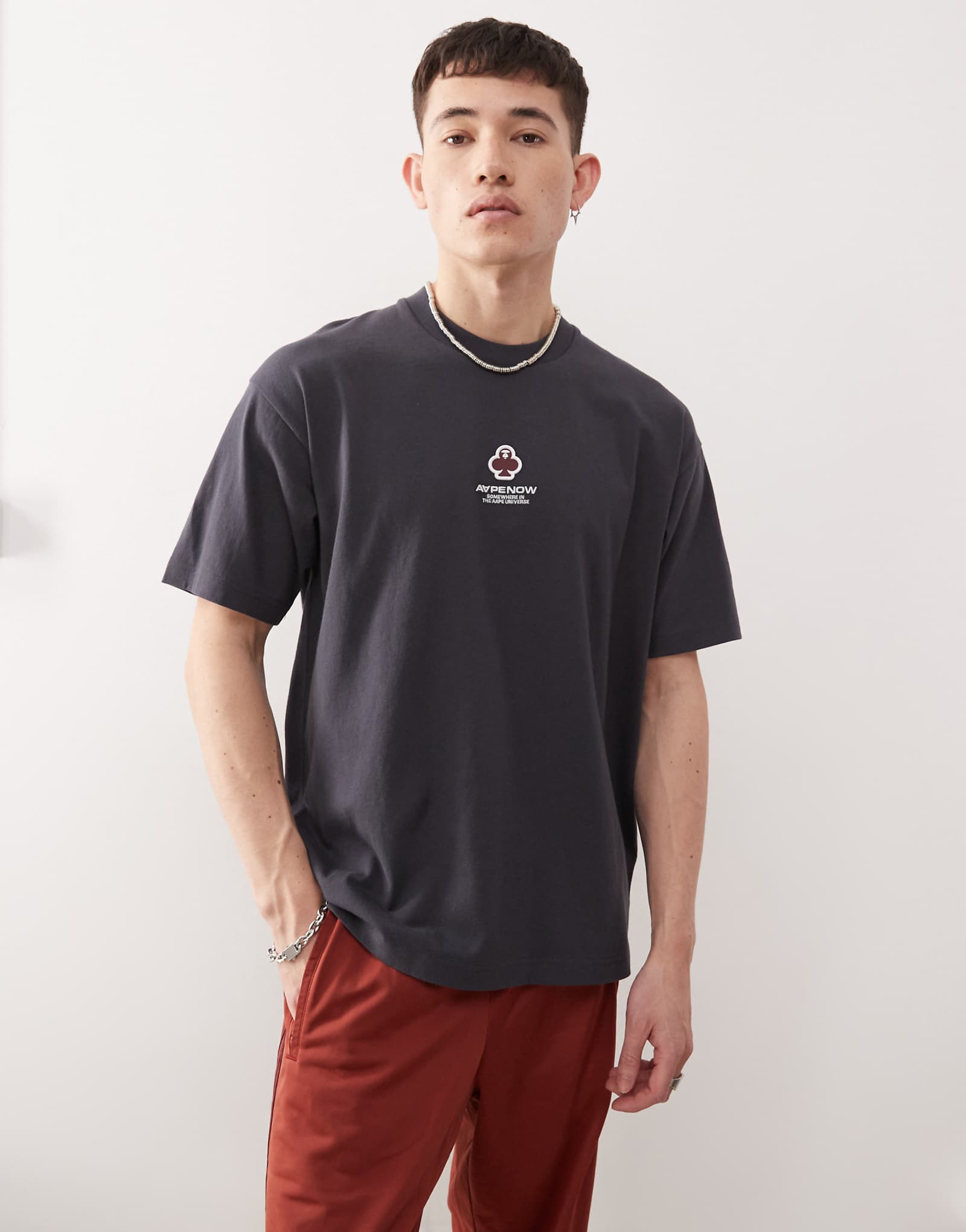 Футболка со значком клевера Aape by A Bathing Ape черного цвета 11190₽