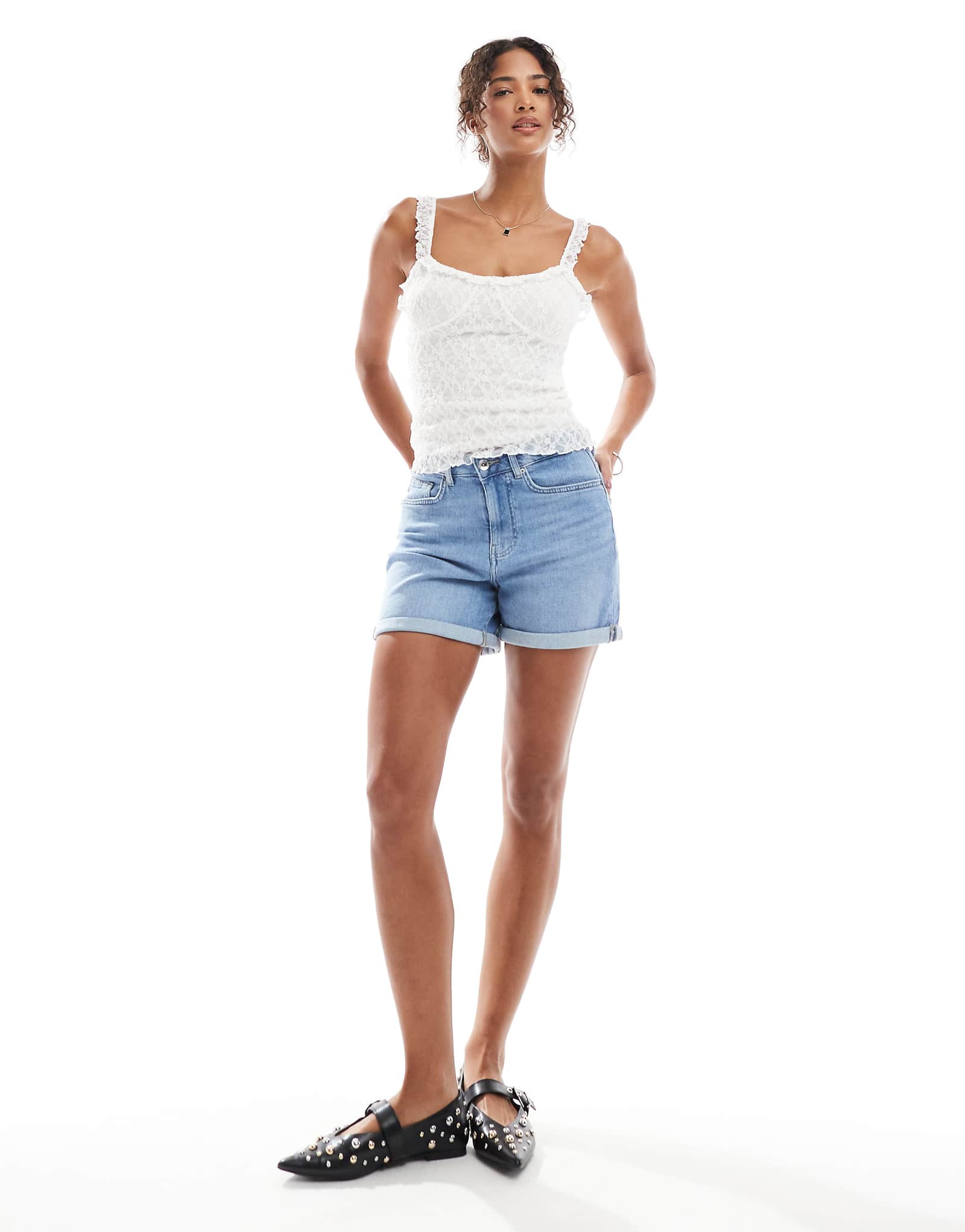 Джинсовые шорты из стрейчевой ткани только с манжетами по низу светло-голубого цвета постиранные 9190₽