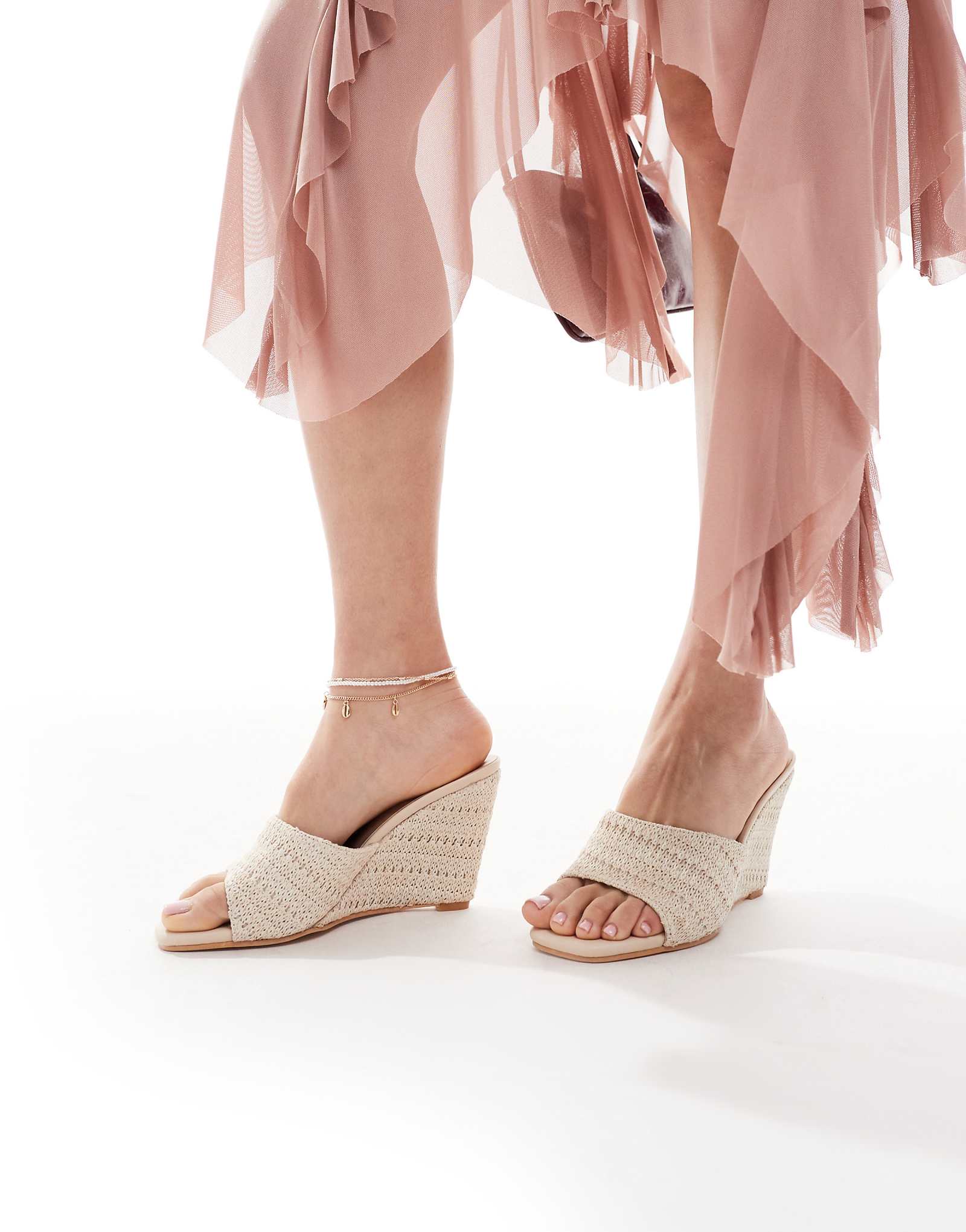 Очаровательные босоножки на танкетке кремового цвета связанные крючком 6890₽