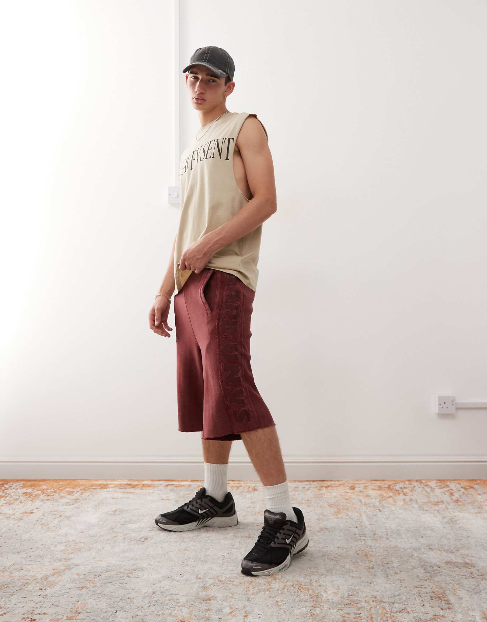 Шорты свободного кроя из плотной трикотажной ткани Aape by A Bathing Ape темно-бордового цвета с вышитой полосой сбоку 32490₽