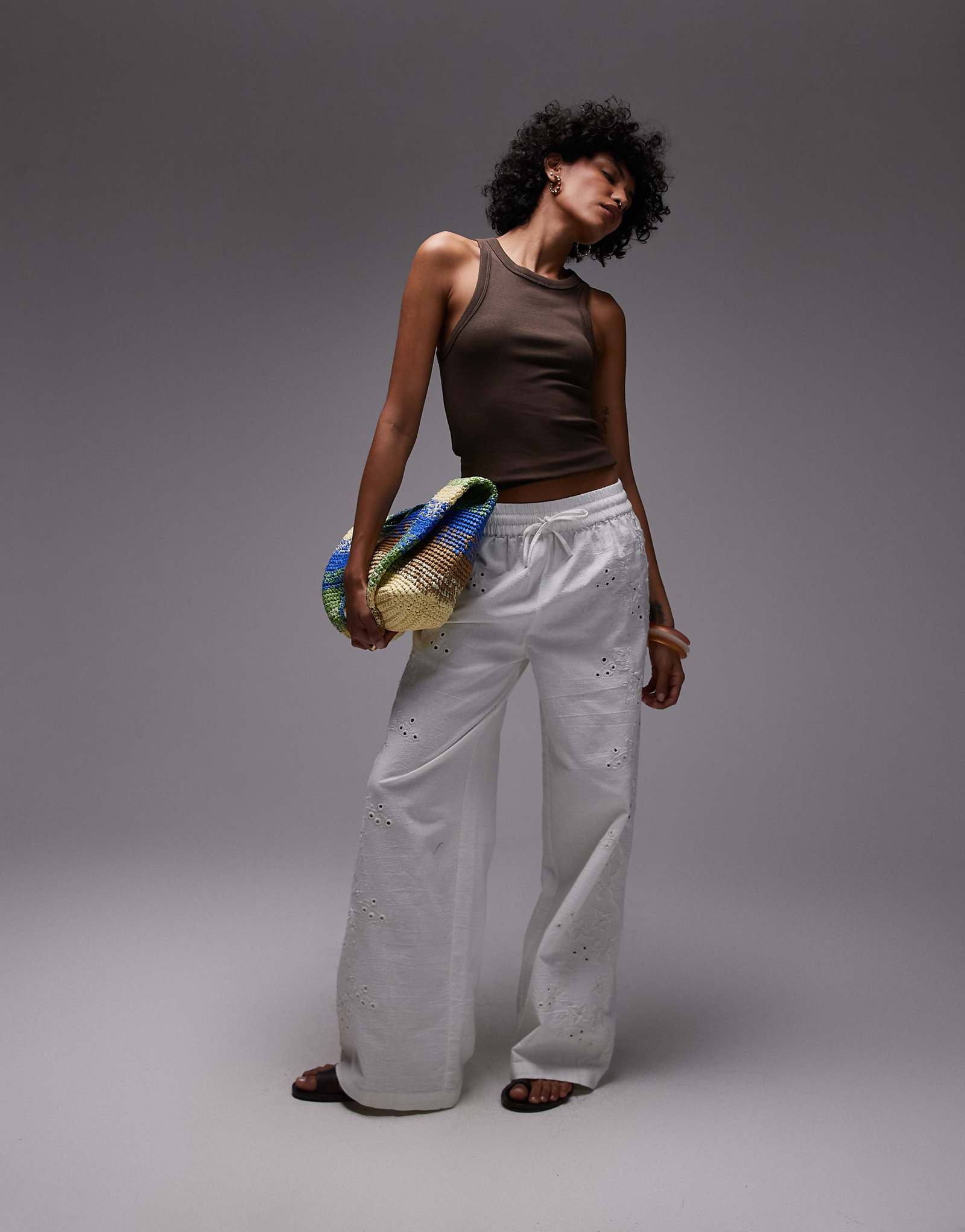 Брюки с завязкой на талии по бокам от Topshop белого цвета - часть комплекта 12990₽